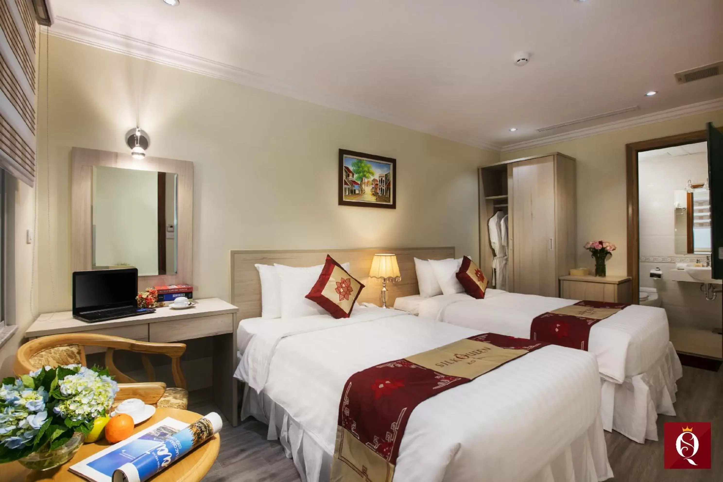 Guests, Bed in Silk Queen Grand Hotel