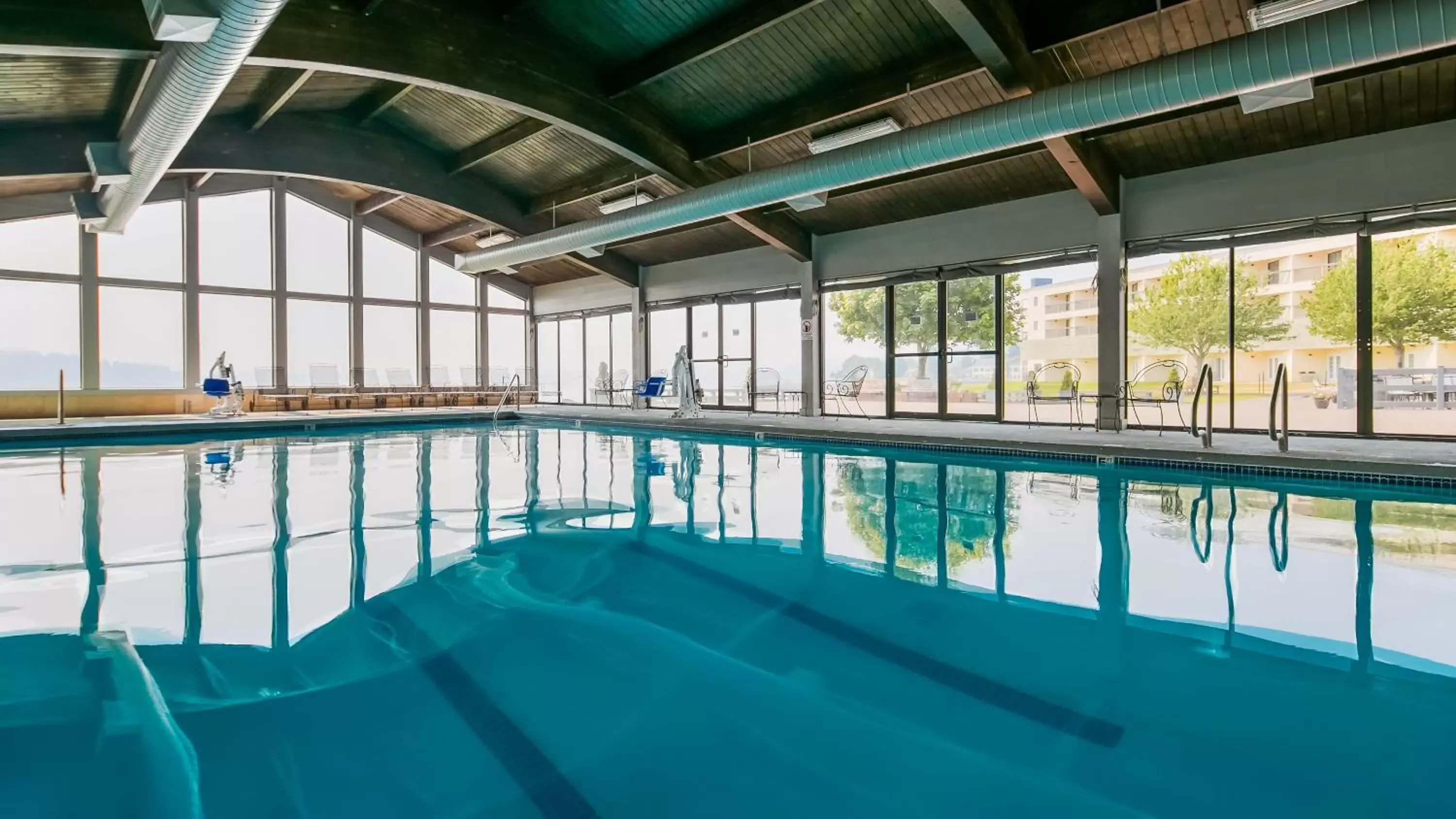 Swimming Pool in Best Western Plus Silverdale Beach Hotel