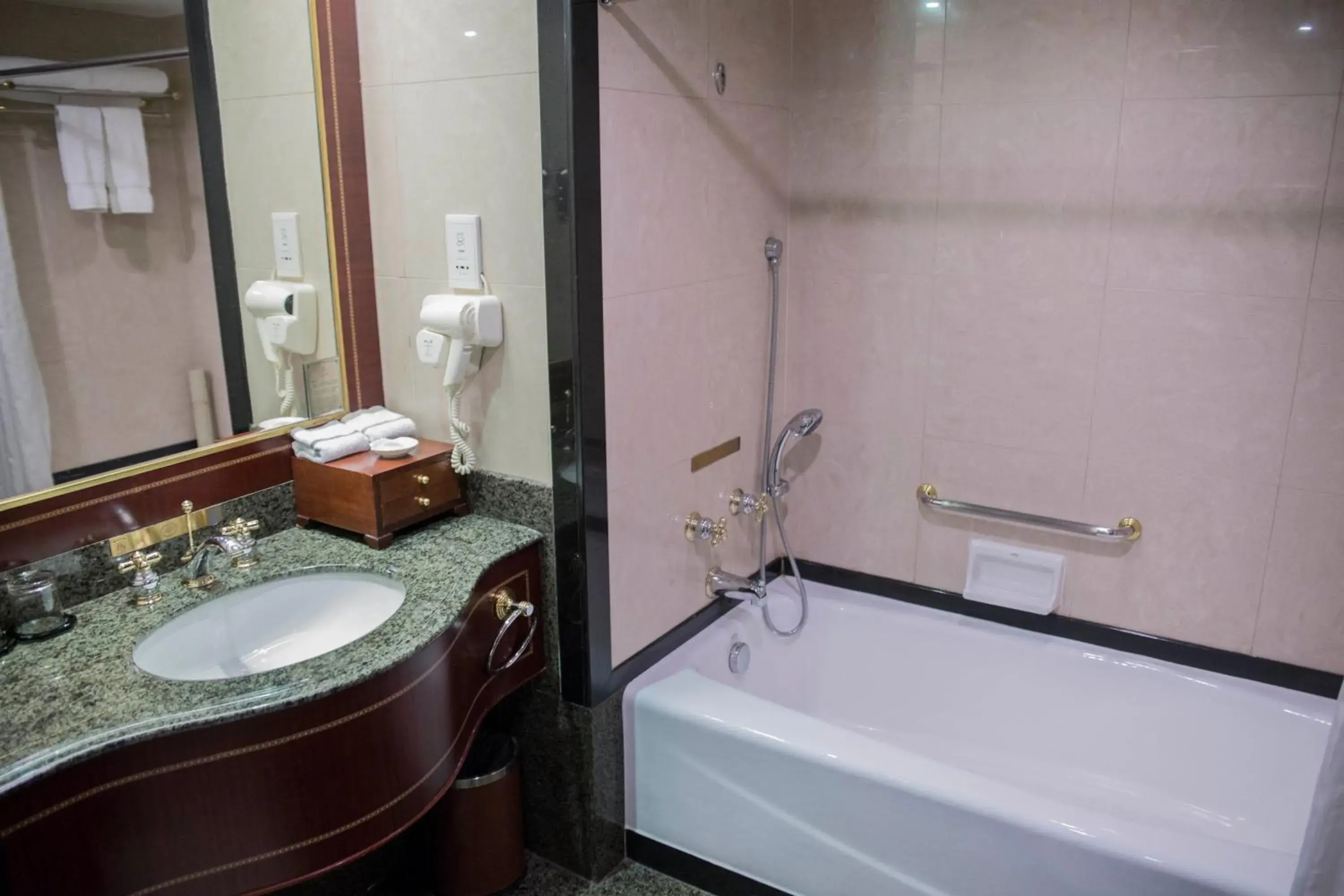 Bathroom in Regal Palace Hotel