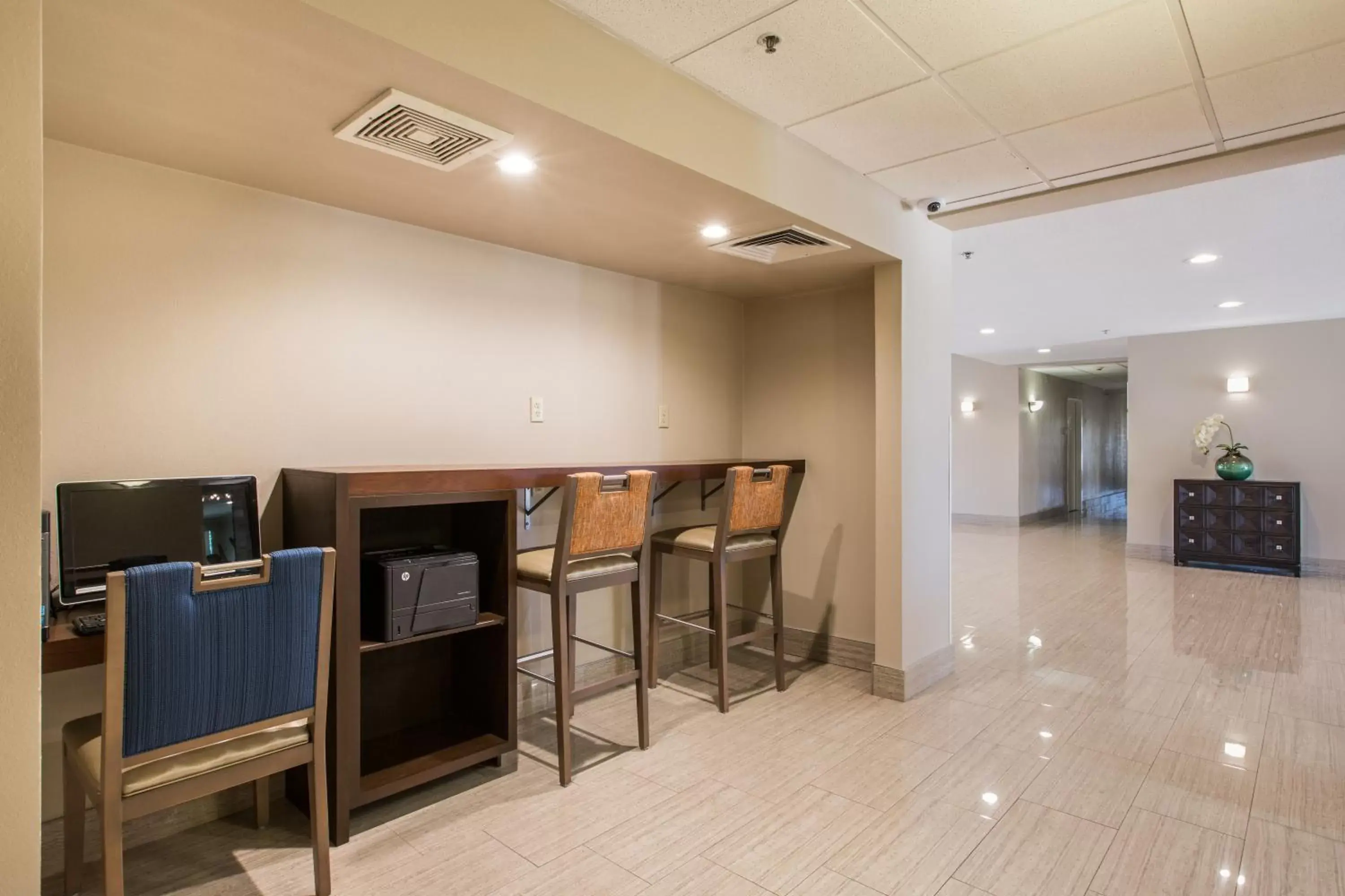 Business facilities, TV/Entertainment Center in Baymont by Wyndham Albuquerque Airport