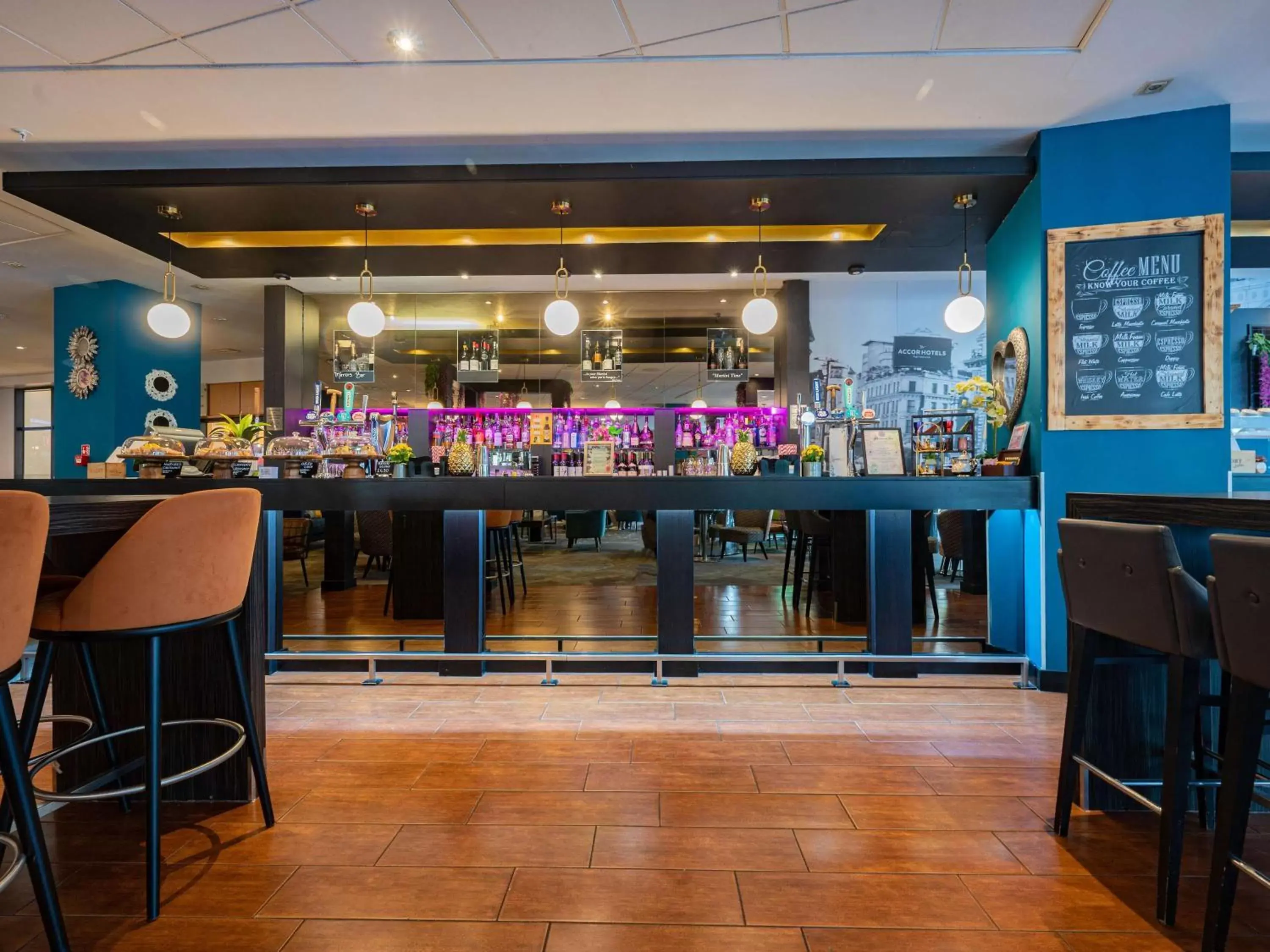 Lounge or bar, Restaurant/Places to Eat in Novotel London West
