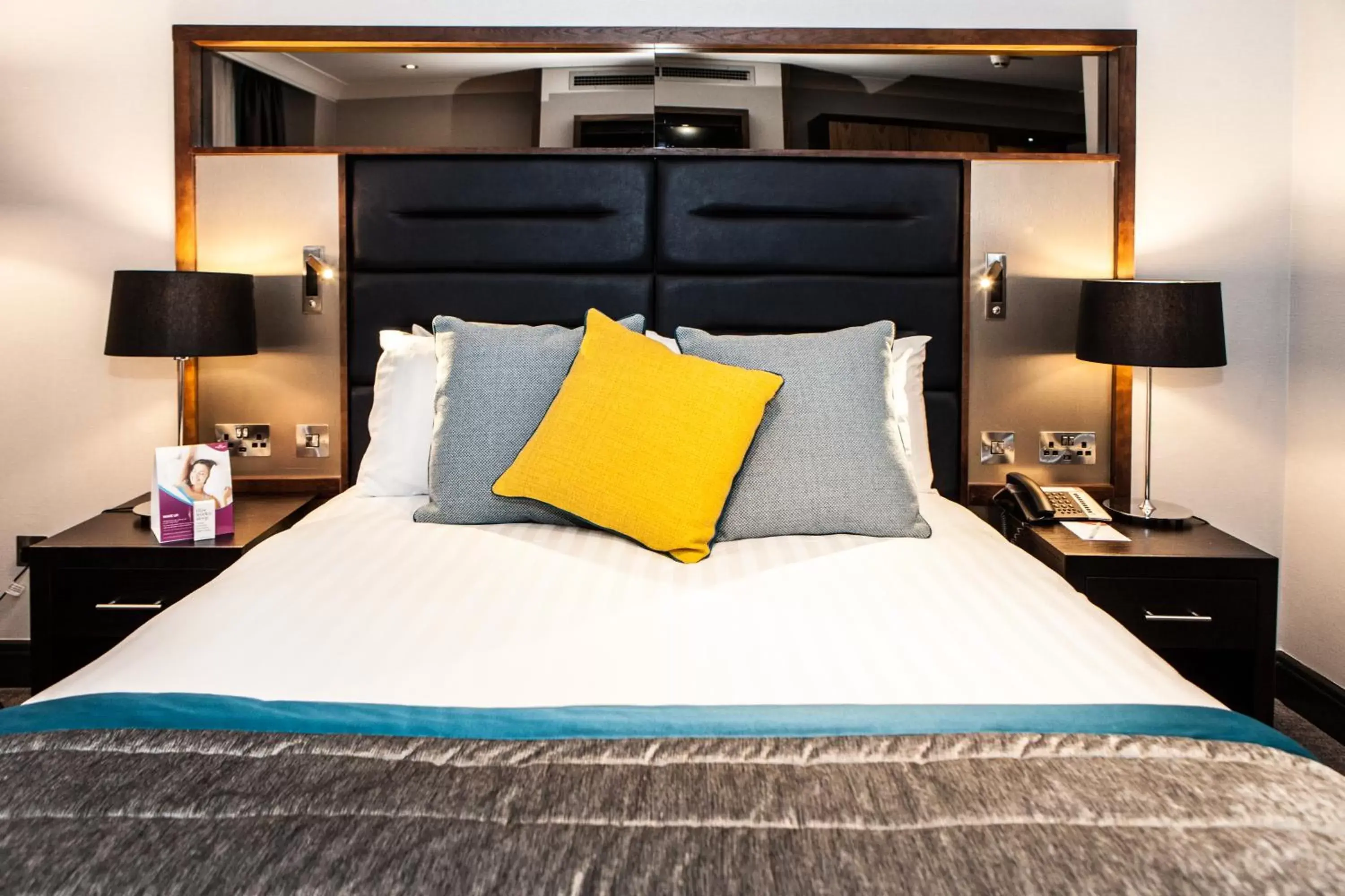 Bedroom, Bed in Crowne Plaza Felbridge - Gatwick, an IHG Hotel