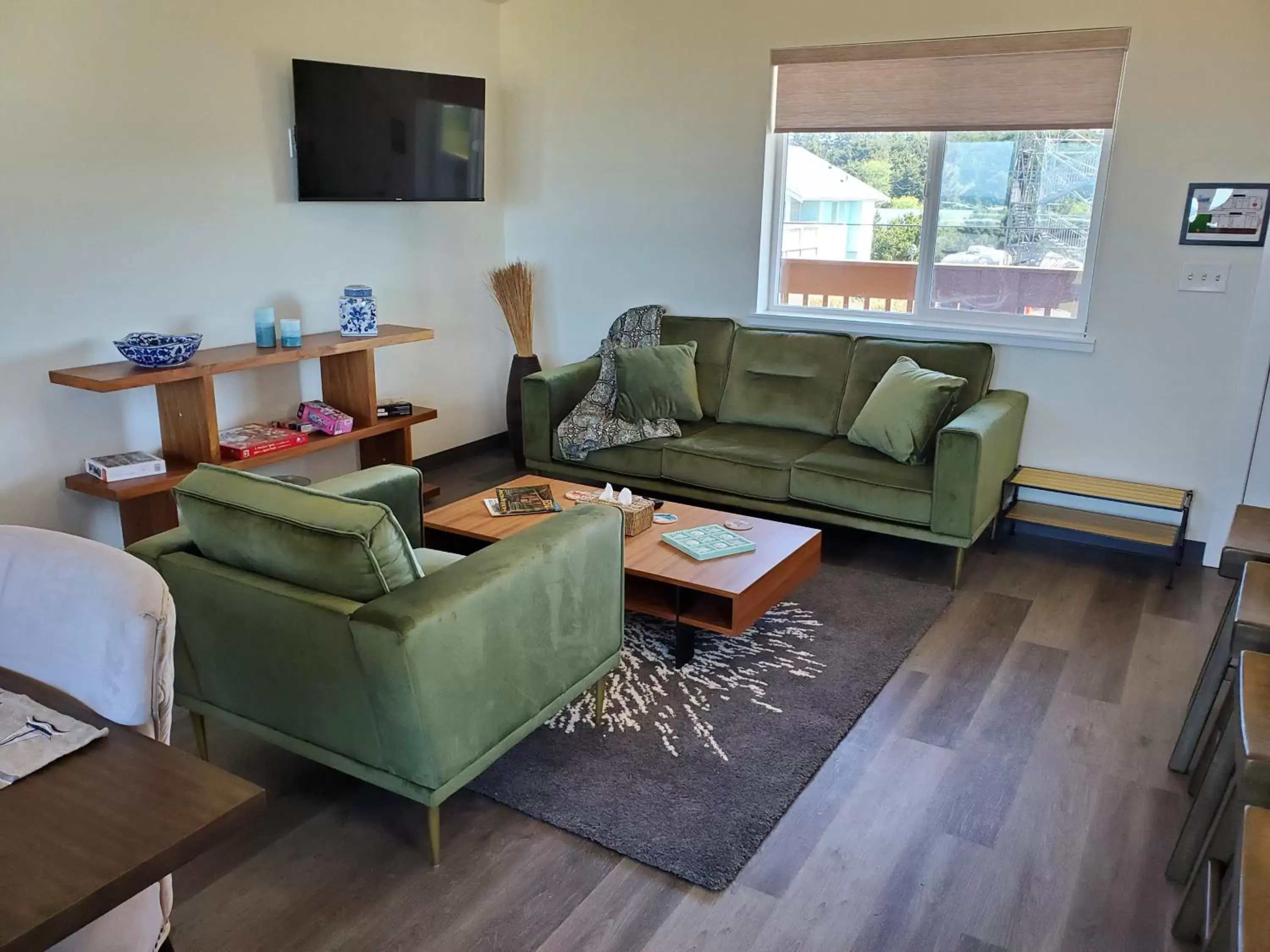 TV and multimedia, Seating Area in Moonstone Beach Motel