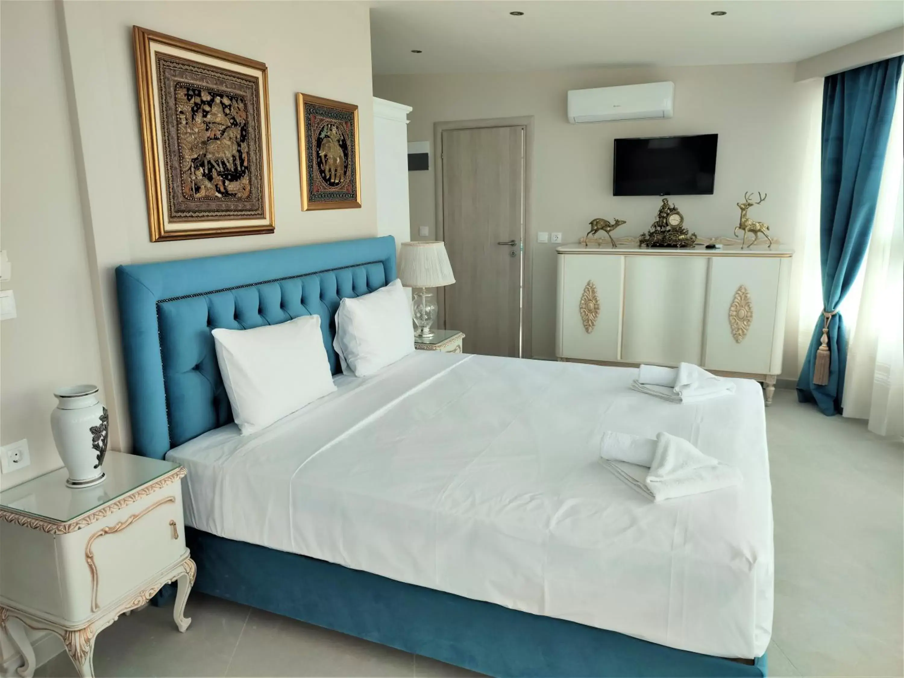 Photo of the whole room, Bed in Light Blue Hotel