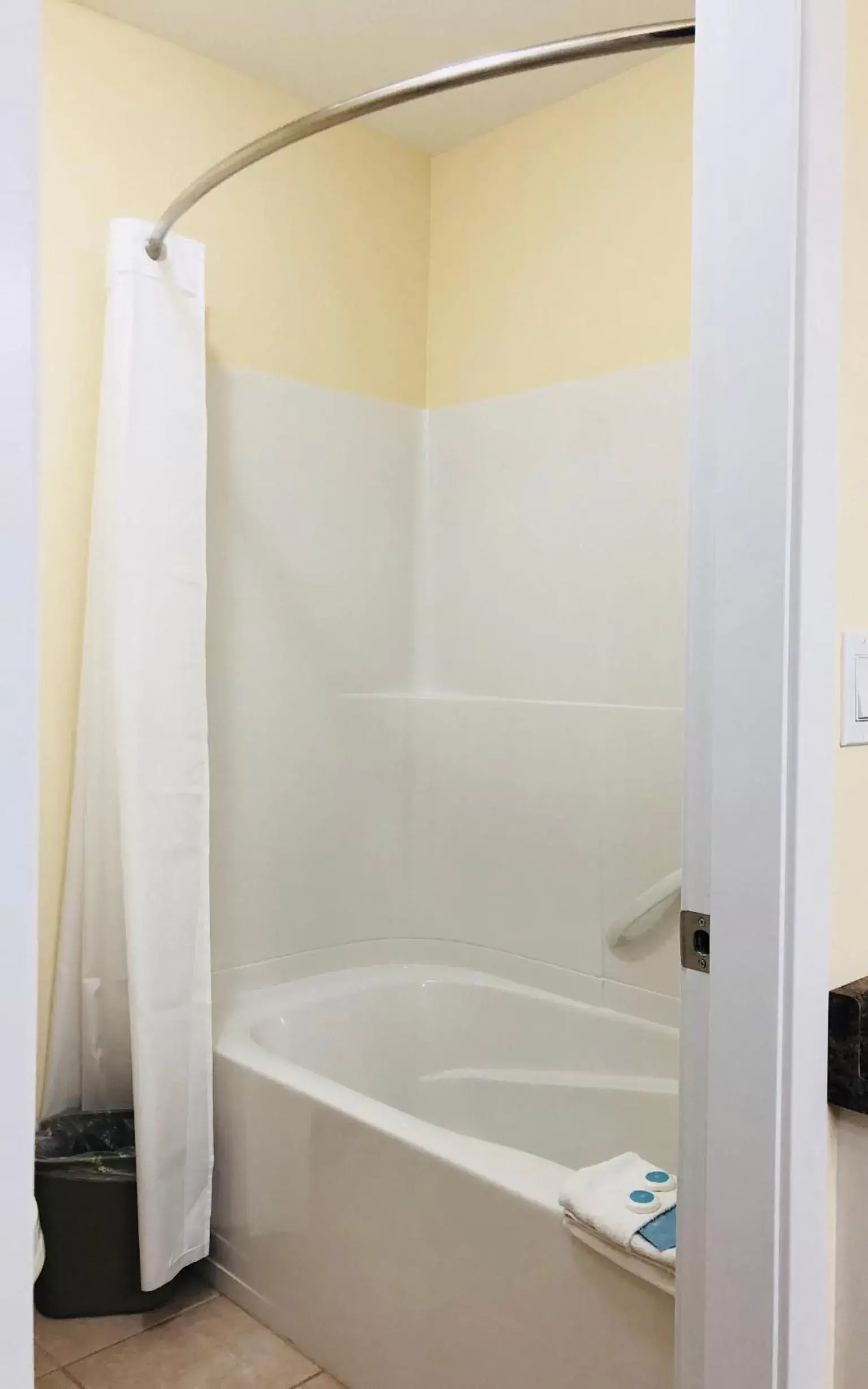 Bath, Bathroom in Kings Motor Inn