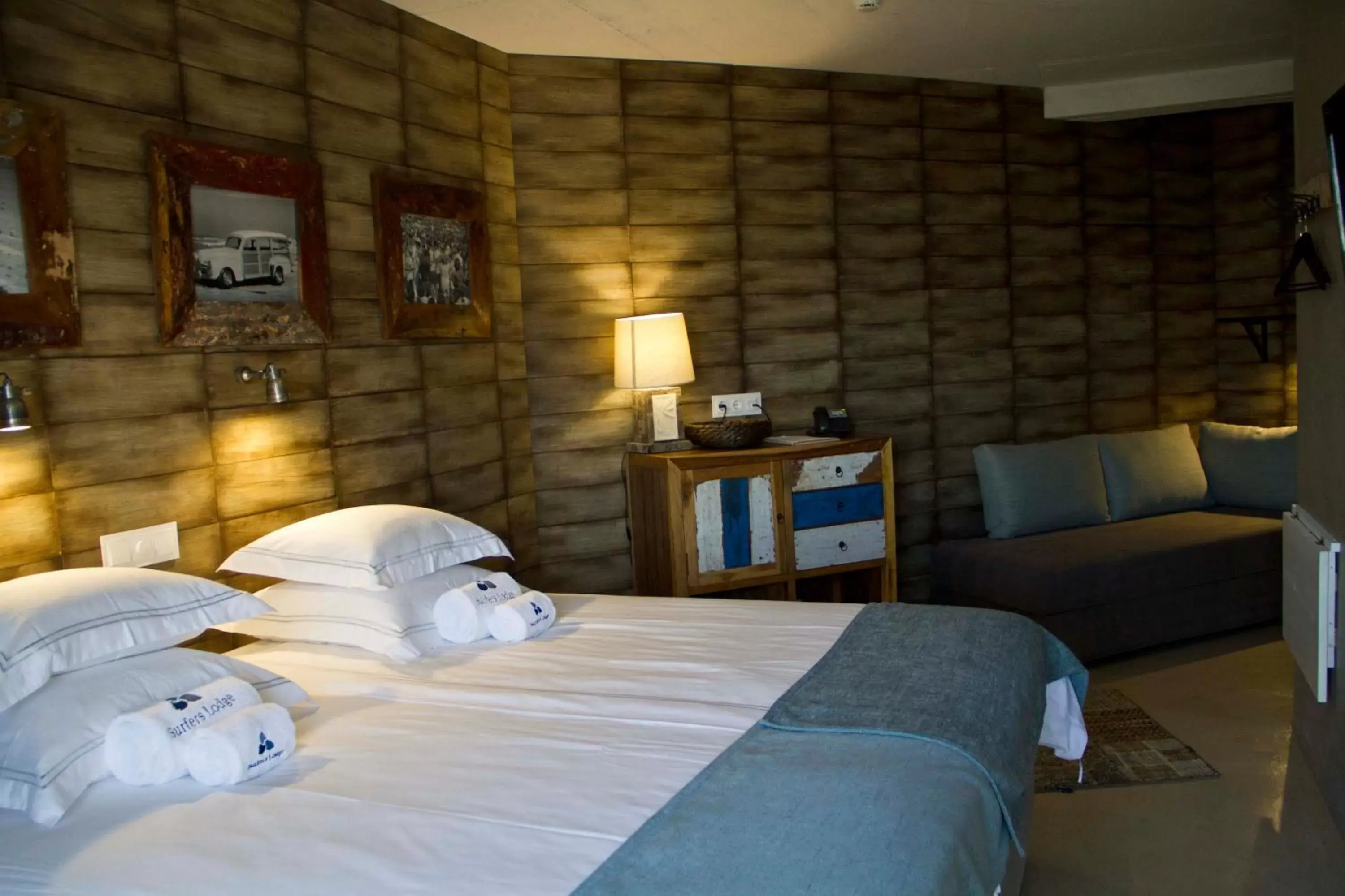 Photo of the whole room, Bed in Surfers Lodge Peniche