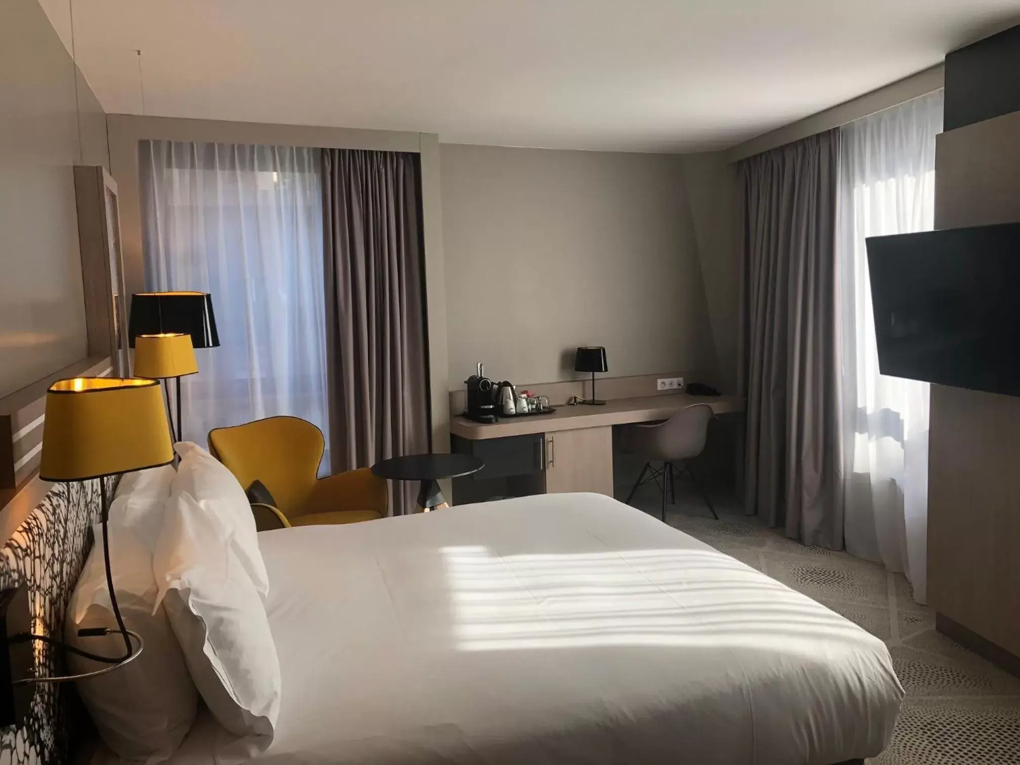 Communal lounge/ TV room, Bed in Hilton Garden Inn Paris Massy