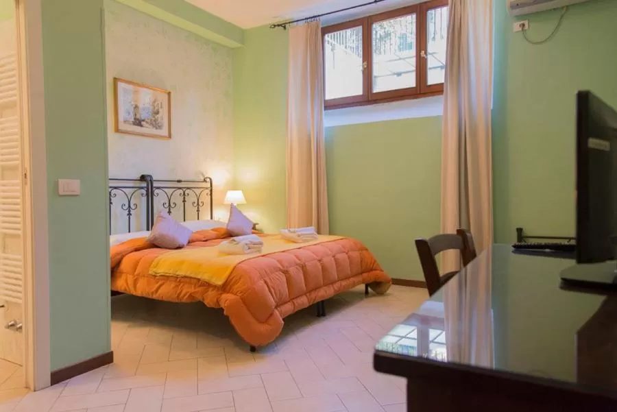 Bed in Florence Decamerone B&B