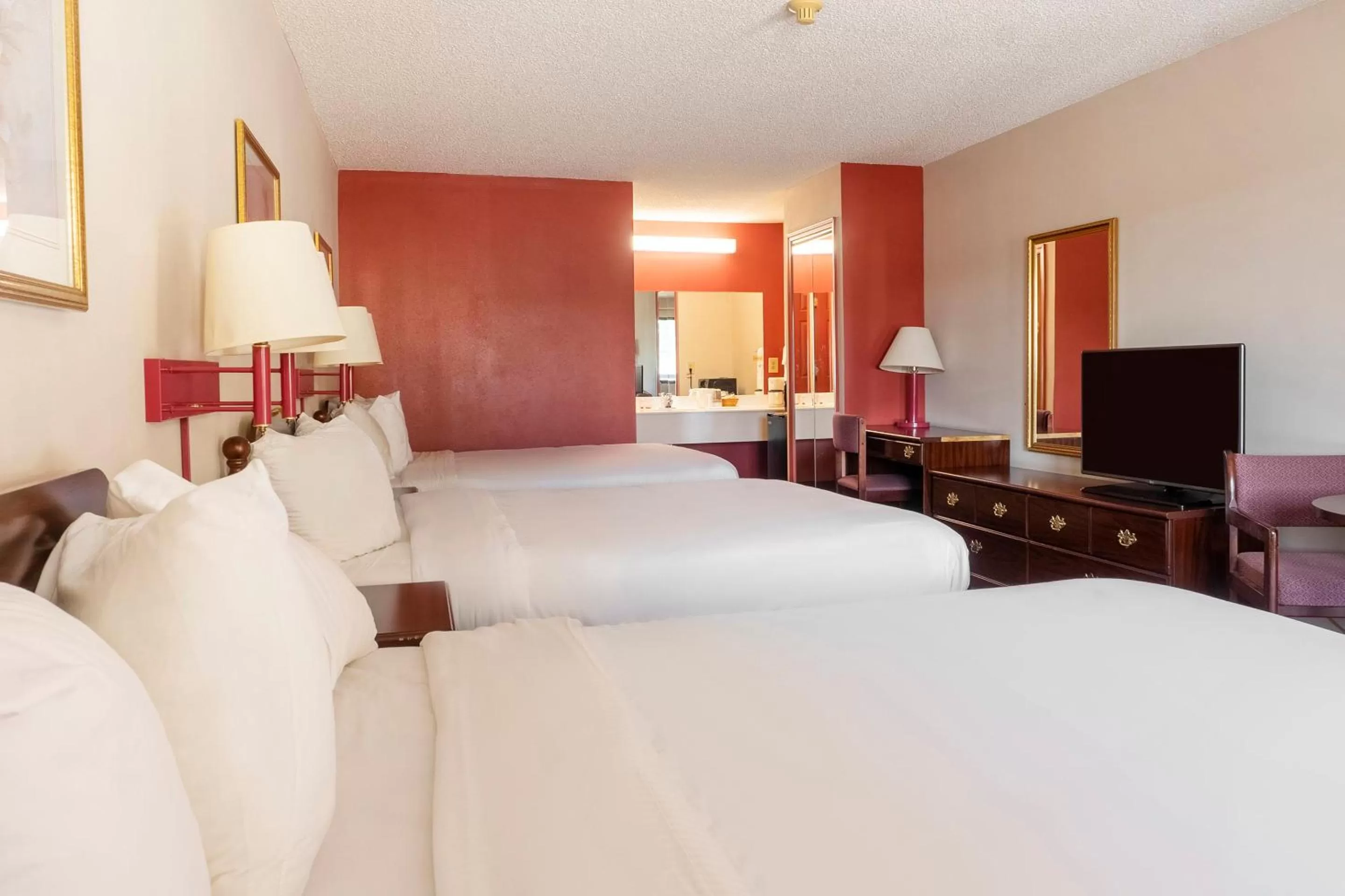 Bedroom, Bed in Days Inn by Wyndham Adairsville