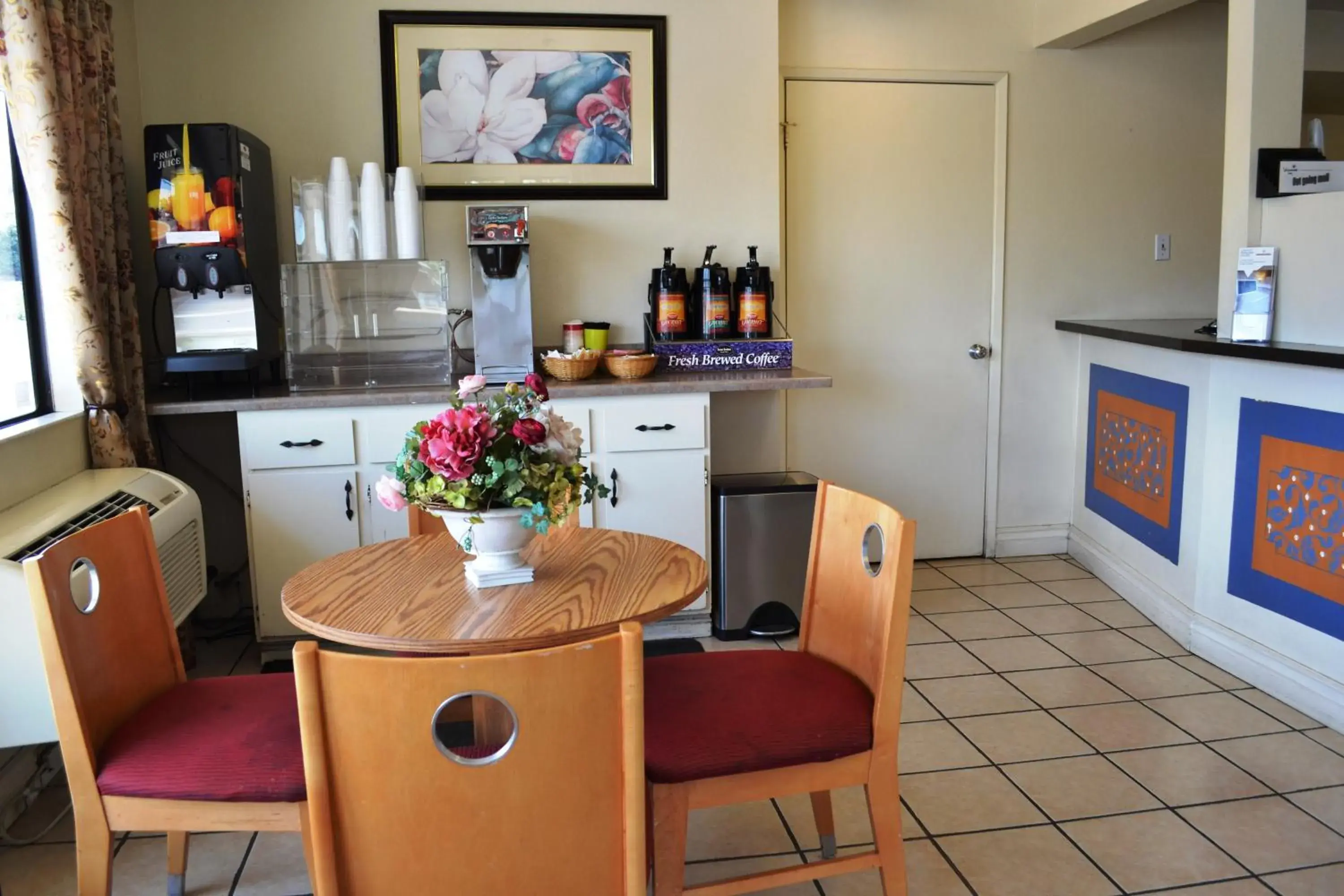 Restaurant/places to eat, Kitchen/Kitchenette in Vagabond Inn Fresno