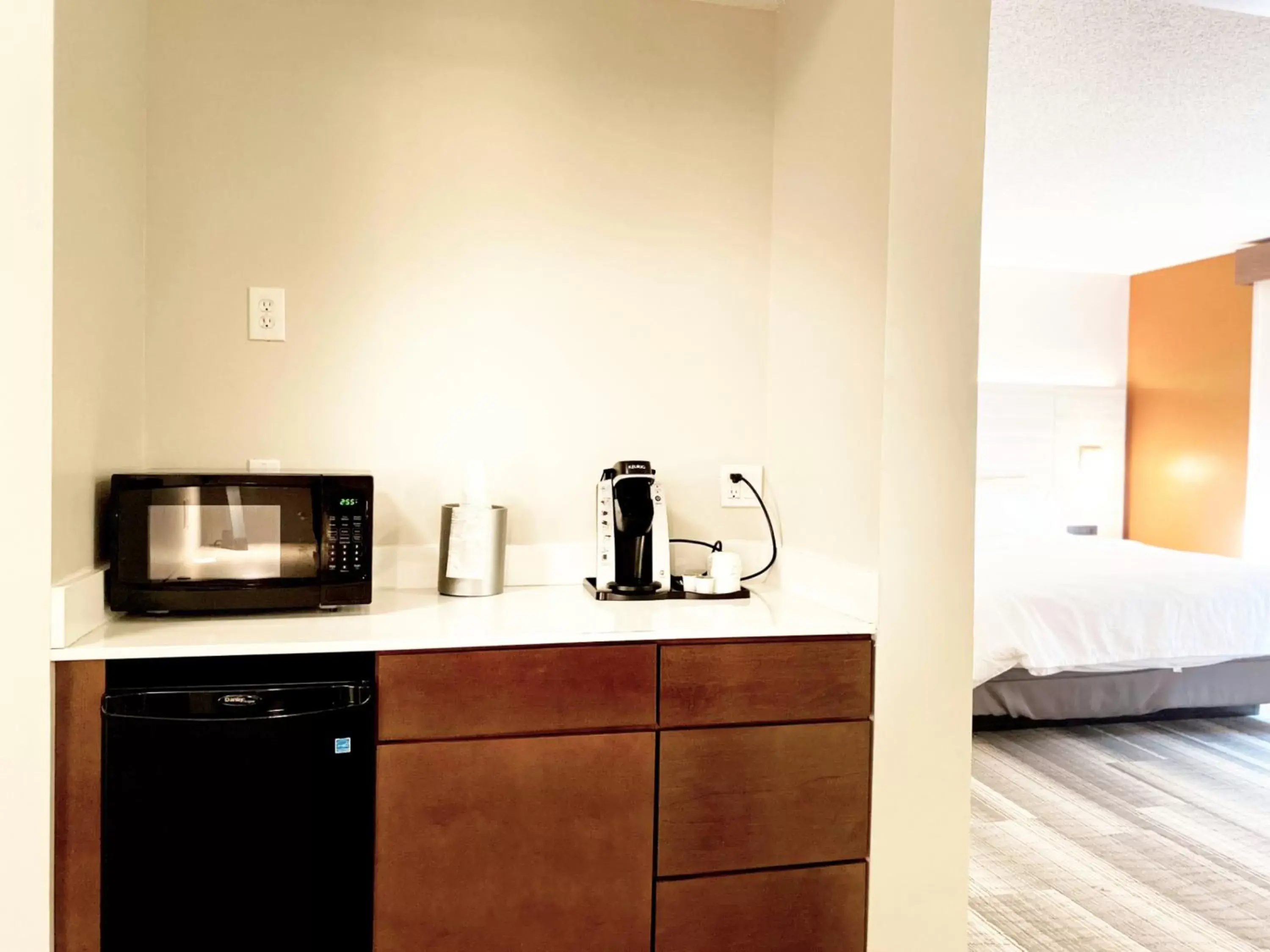 Coffee/tea facilities, Kitchen/Kitchenette in Holiday Inn Express Hotel & Suites Logansport, an IHG Hotel