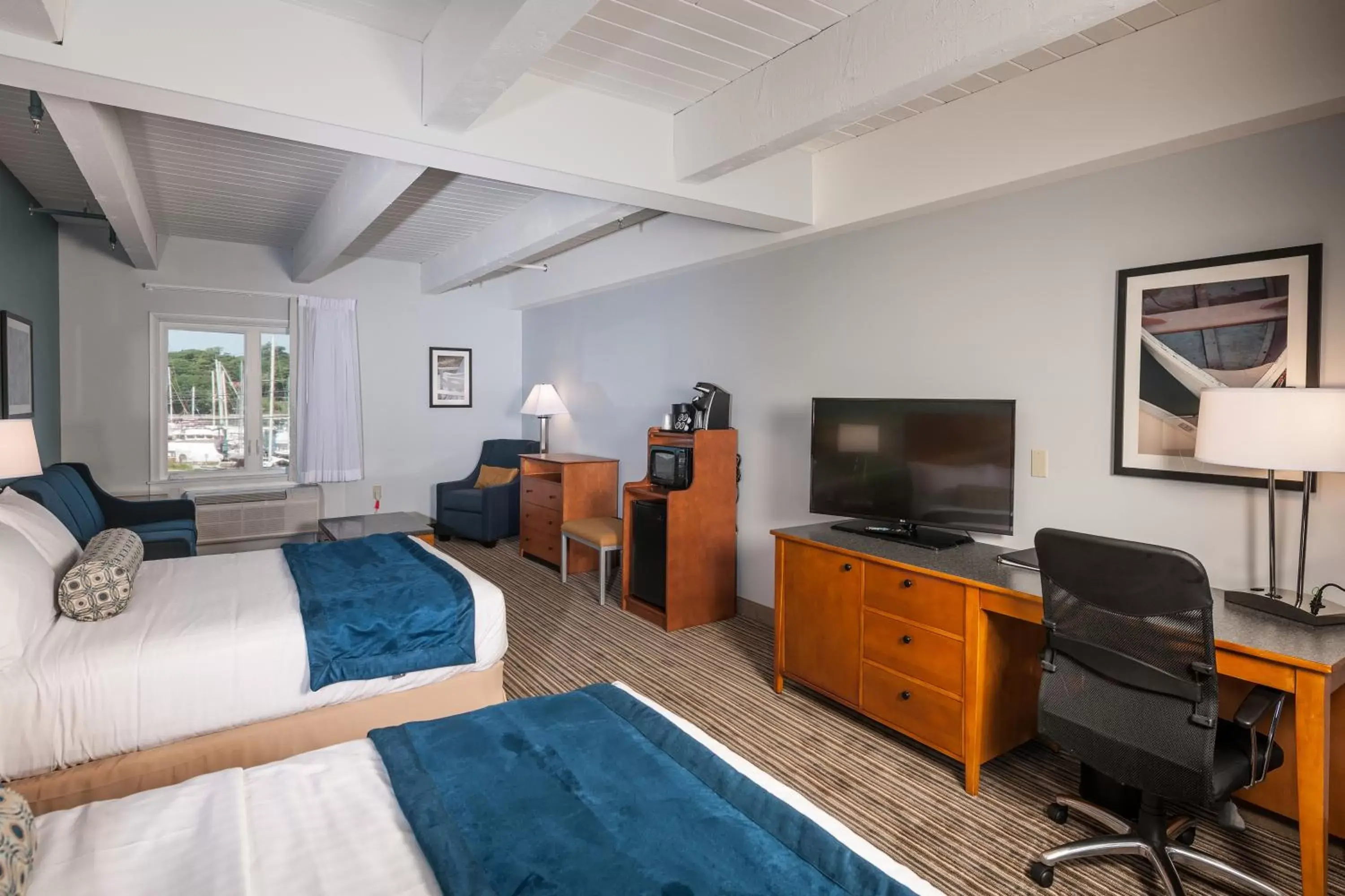 Bedroom, TV/Entertainment Center in Rockland Harbor Hotel