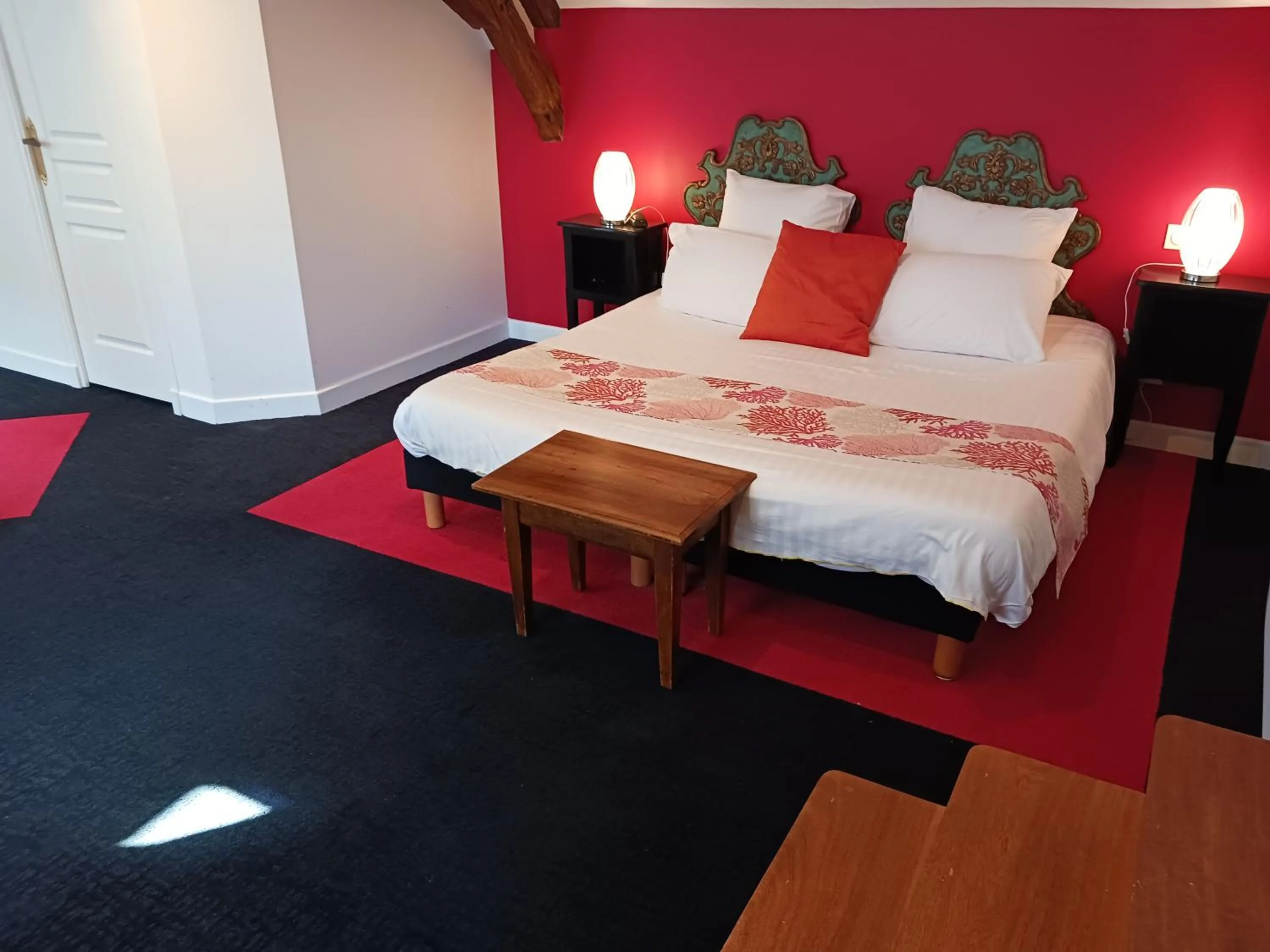 Bed in HOTEL LA COGNETTE A 25 Kilomètres de Châteauroux et 30 Kilomètres de Bourges