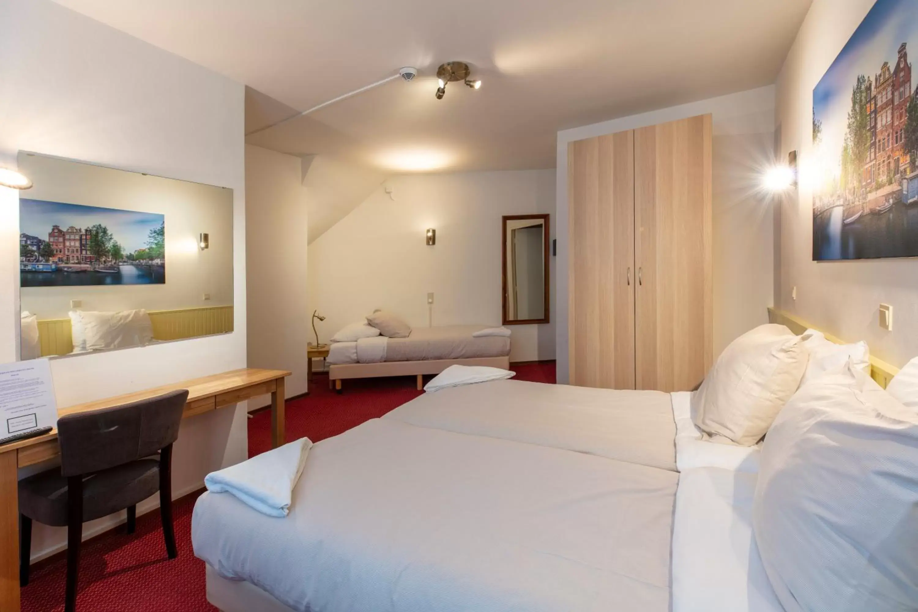 Photo of the whole room, Bed in Amsterdam Wiechmann Hotel
