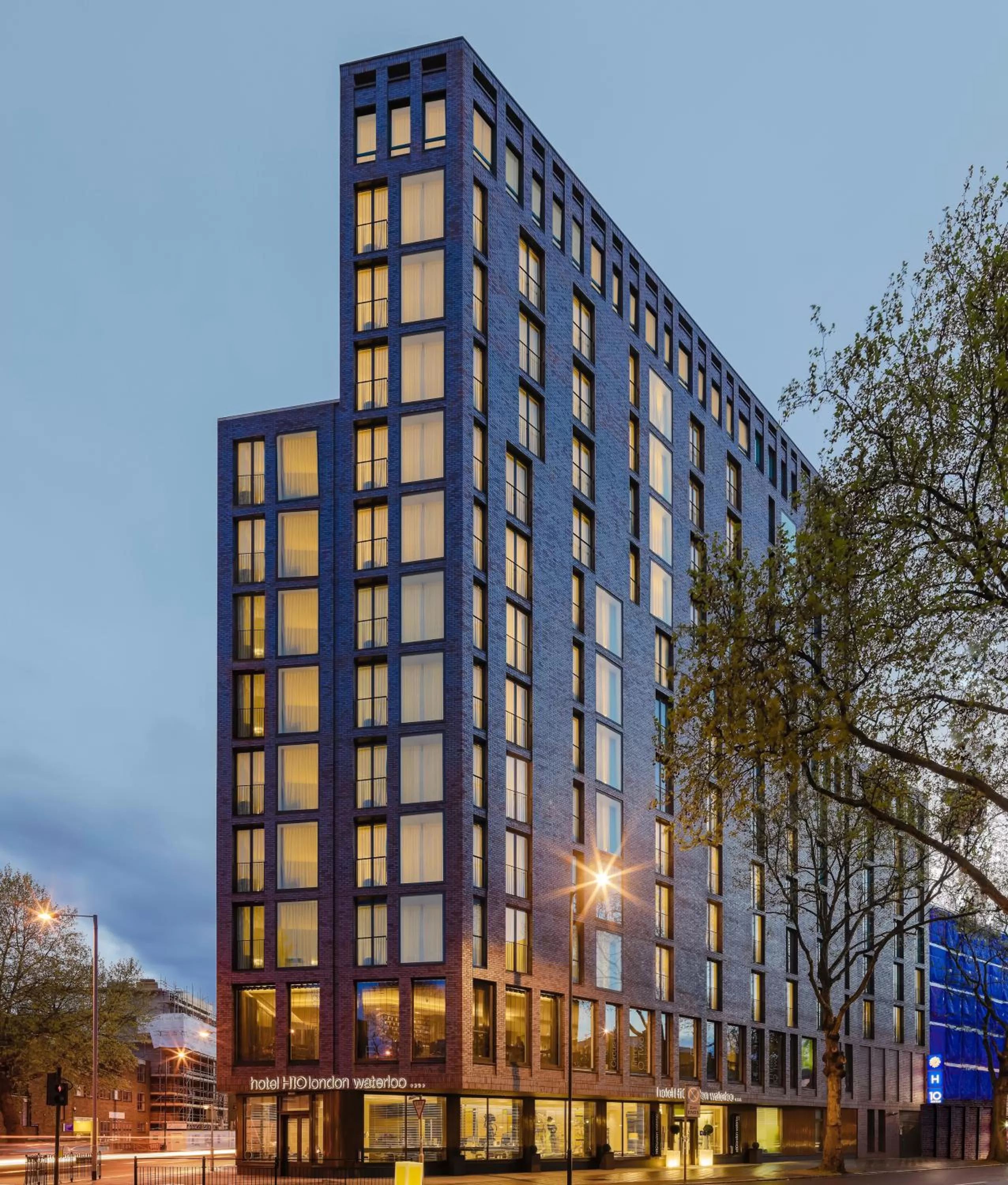 Facade/entrance in H10 London Waterloo