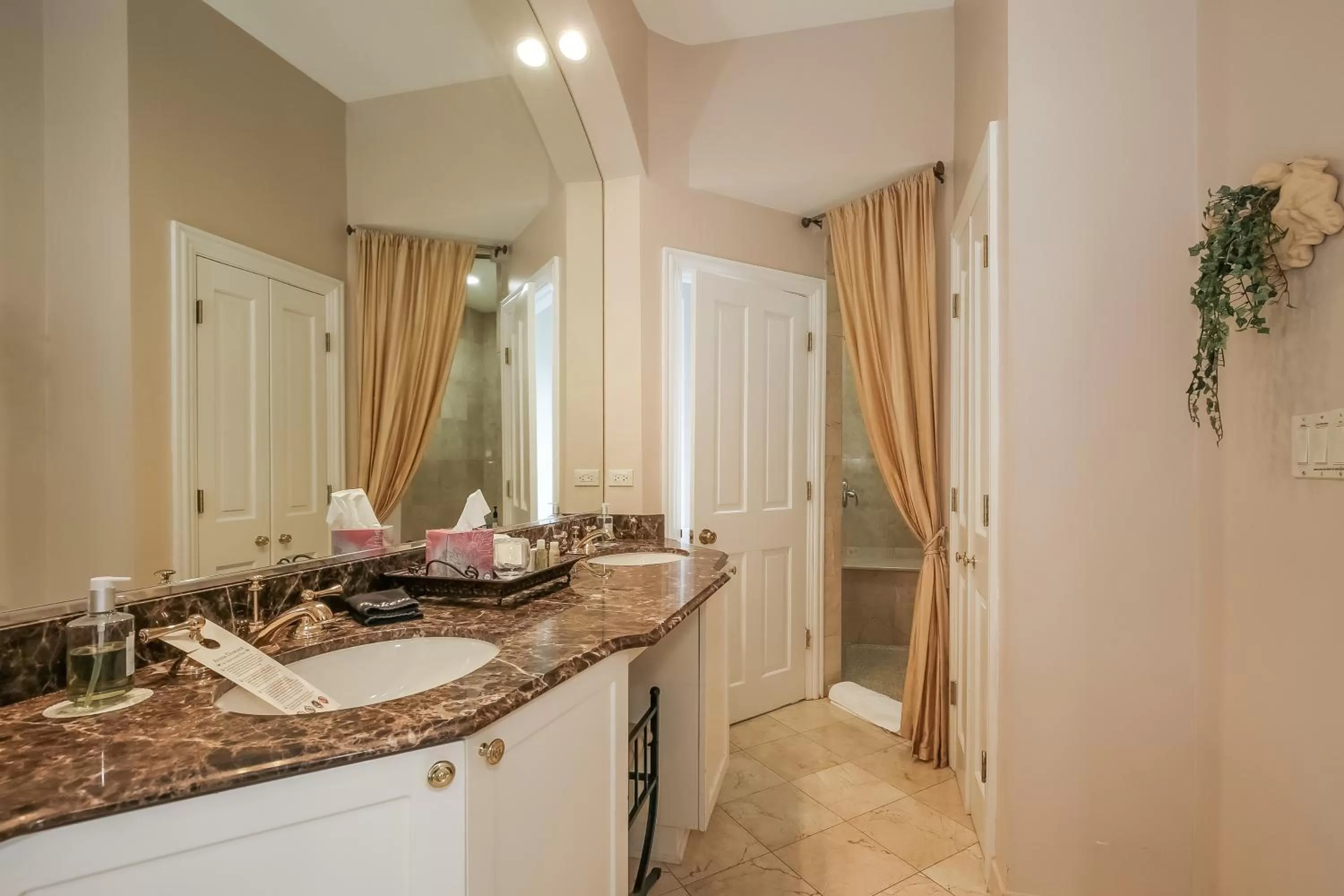 Bathroom in Harvey House Bed & Breakfast