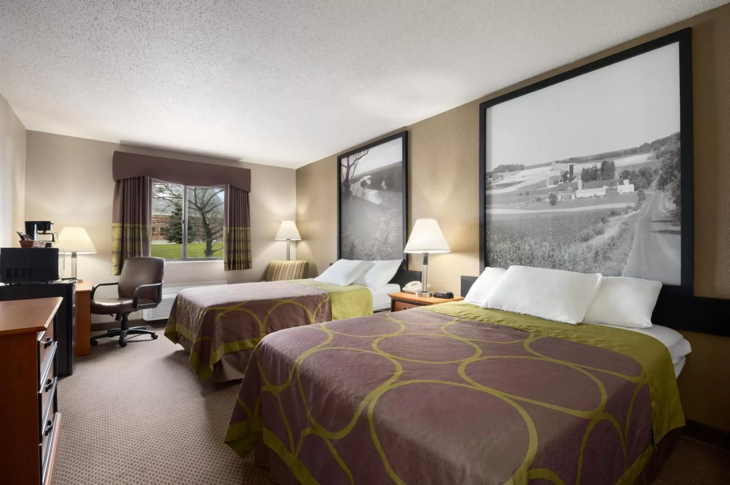Photo of the whole room, Bed in Super 8 by Wyndham Green Bay I-43 Bus. Park