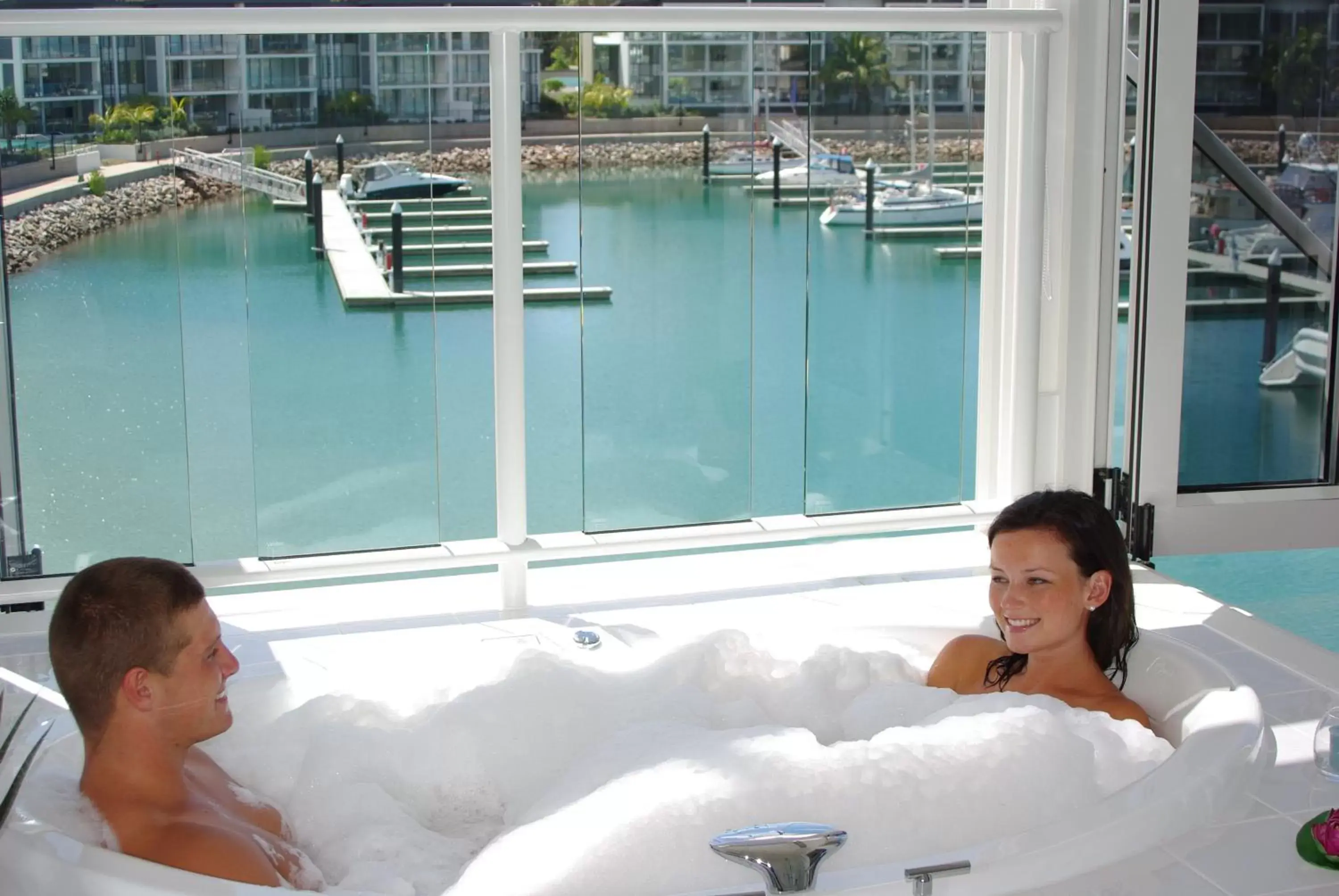 Three-Bedroom Apartment with Ocean View in Beachside Magnetic Harbour Apartments Three-Bedroom Apartment with Ocean View in Beachside Magnetic Harbour Apartments