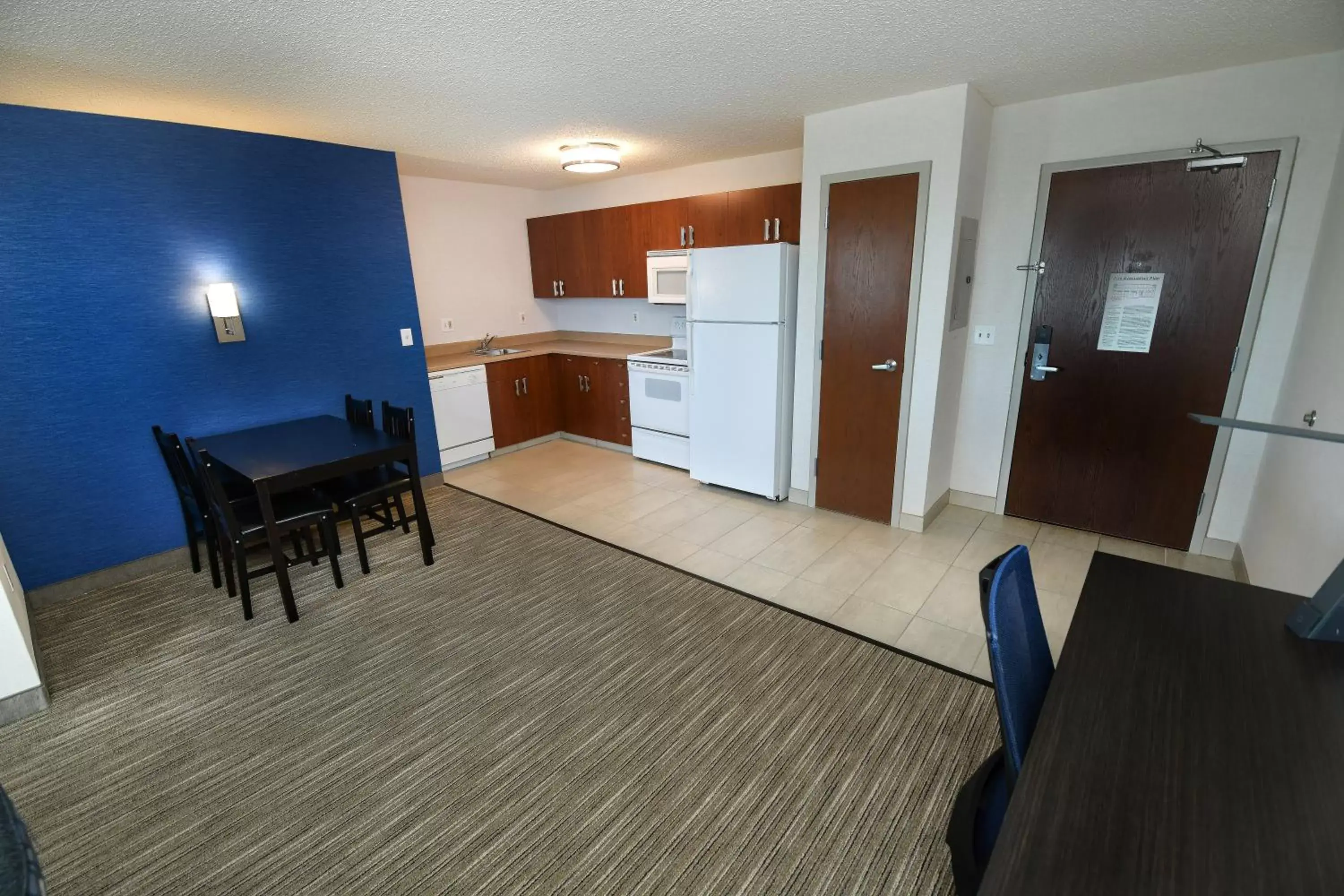 Photo of the whole room, Dining Area in Holiday Inn Express Hotel & Suites Grand Forks, an IHG Hotel