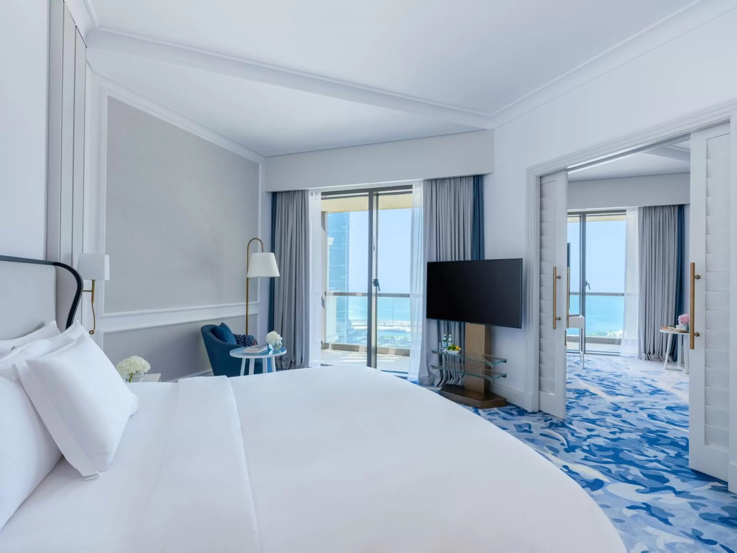 Bed, TV/Entertainment Center in Sofitel Dubai Jumeirah Beach