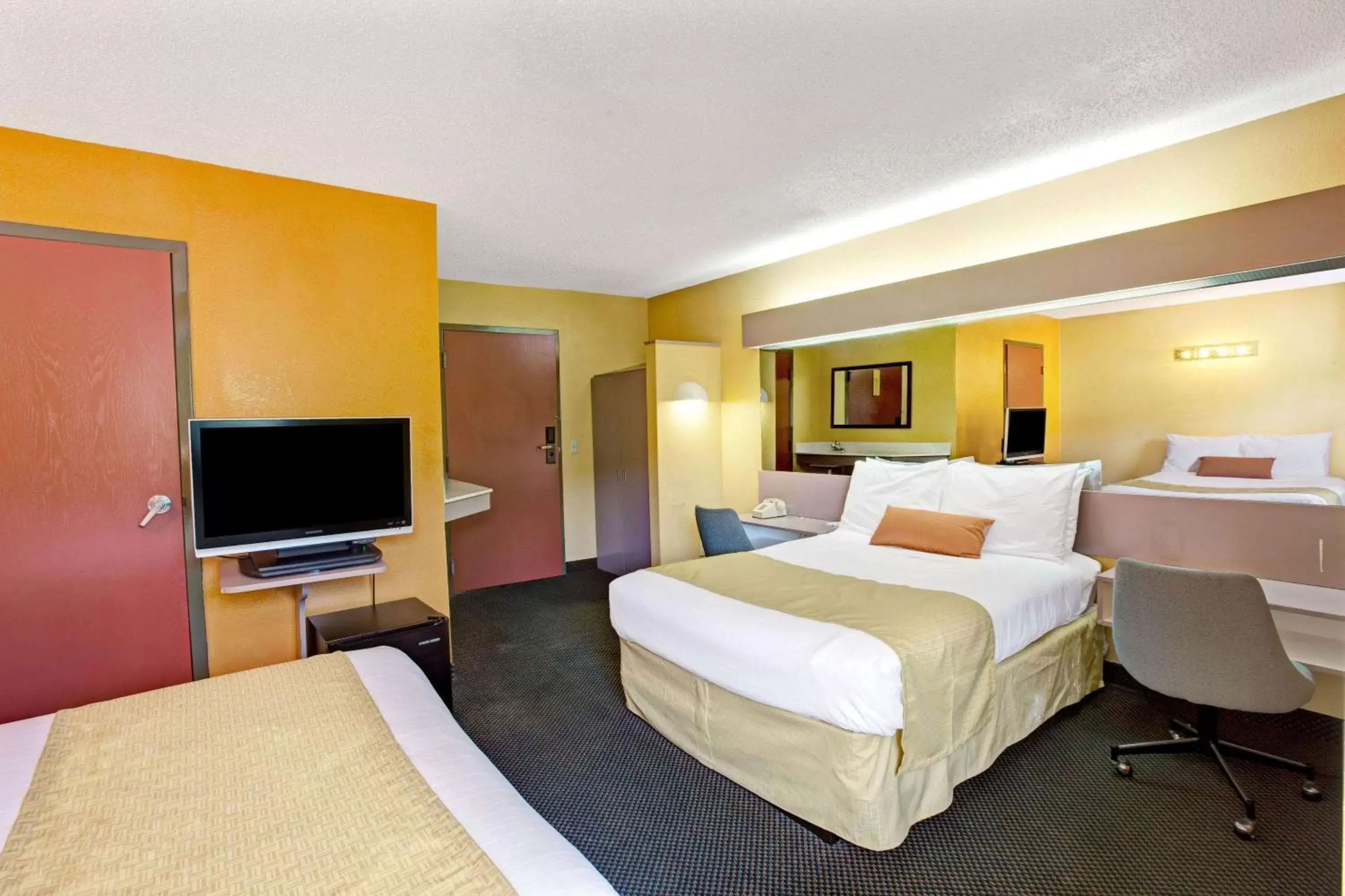 Photo of the whole room, Bed in Microtel Inn & Suites by Wyndham Gatlinburg