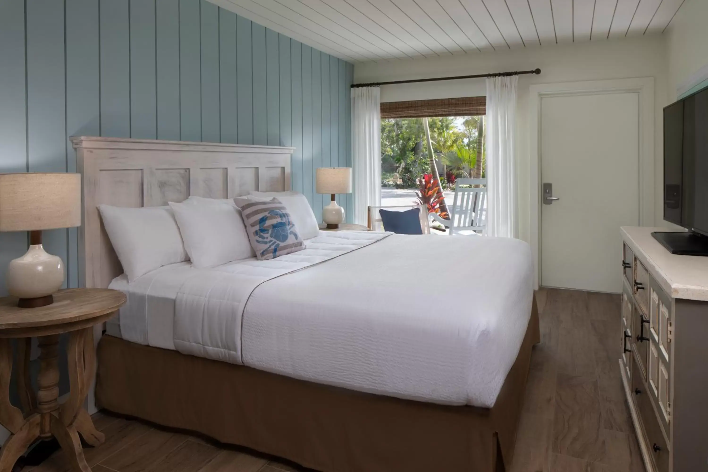 Photo of the whole room, Bed in Postcard Inn Beach Resort & Marina