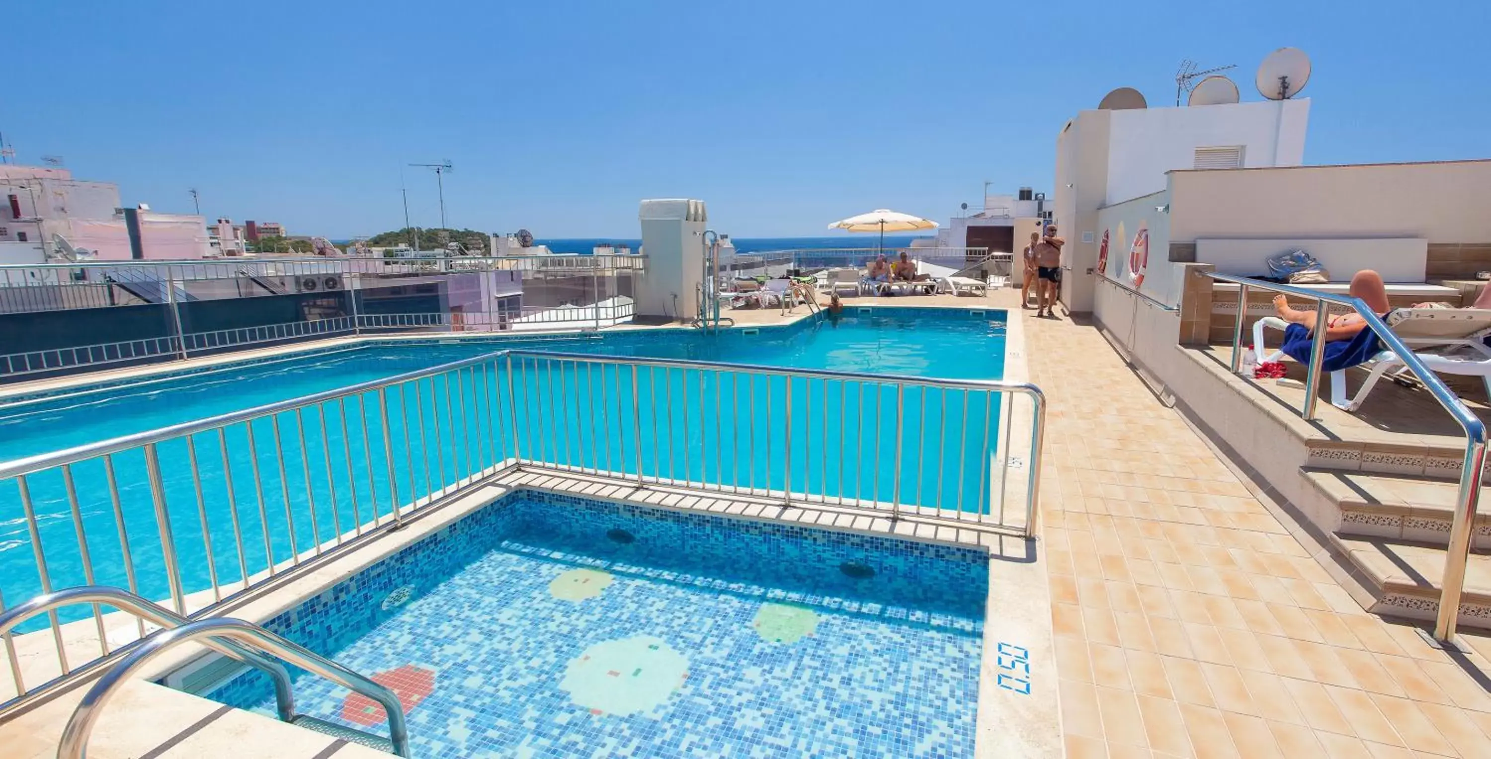 Swimming Pool in Aparthotel Duquesa Playa