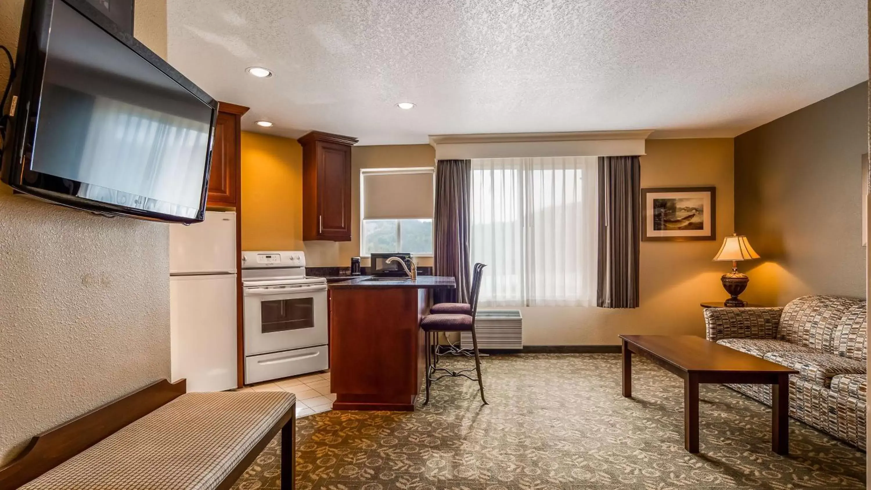 Photo of the whole room, Kitchen/Kitchenette in Best Western Salbasgeon Inn & Suites