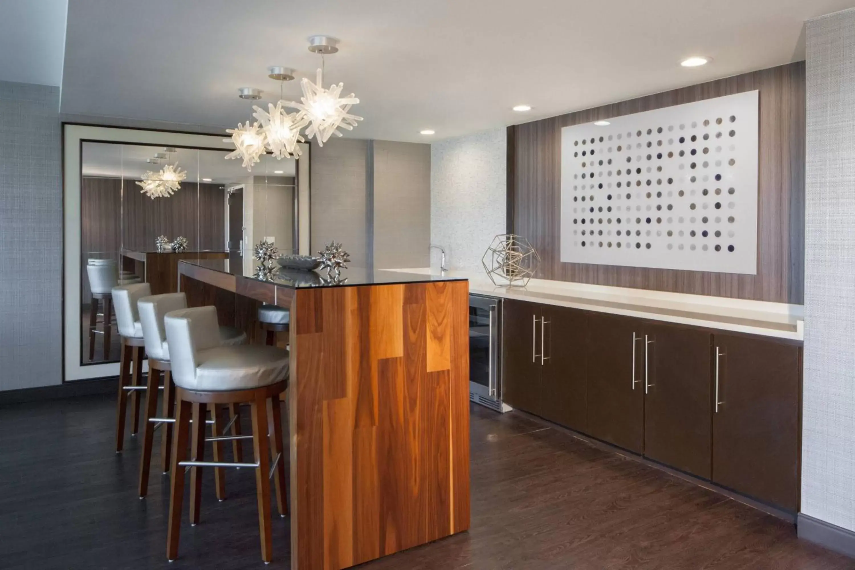 Bedroom, Kitchen/Kitchenette in Dallas Marriott Suites Medical/Market Center