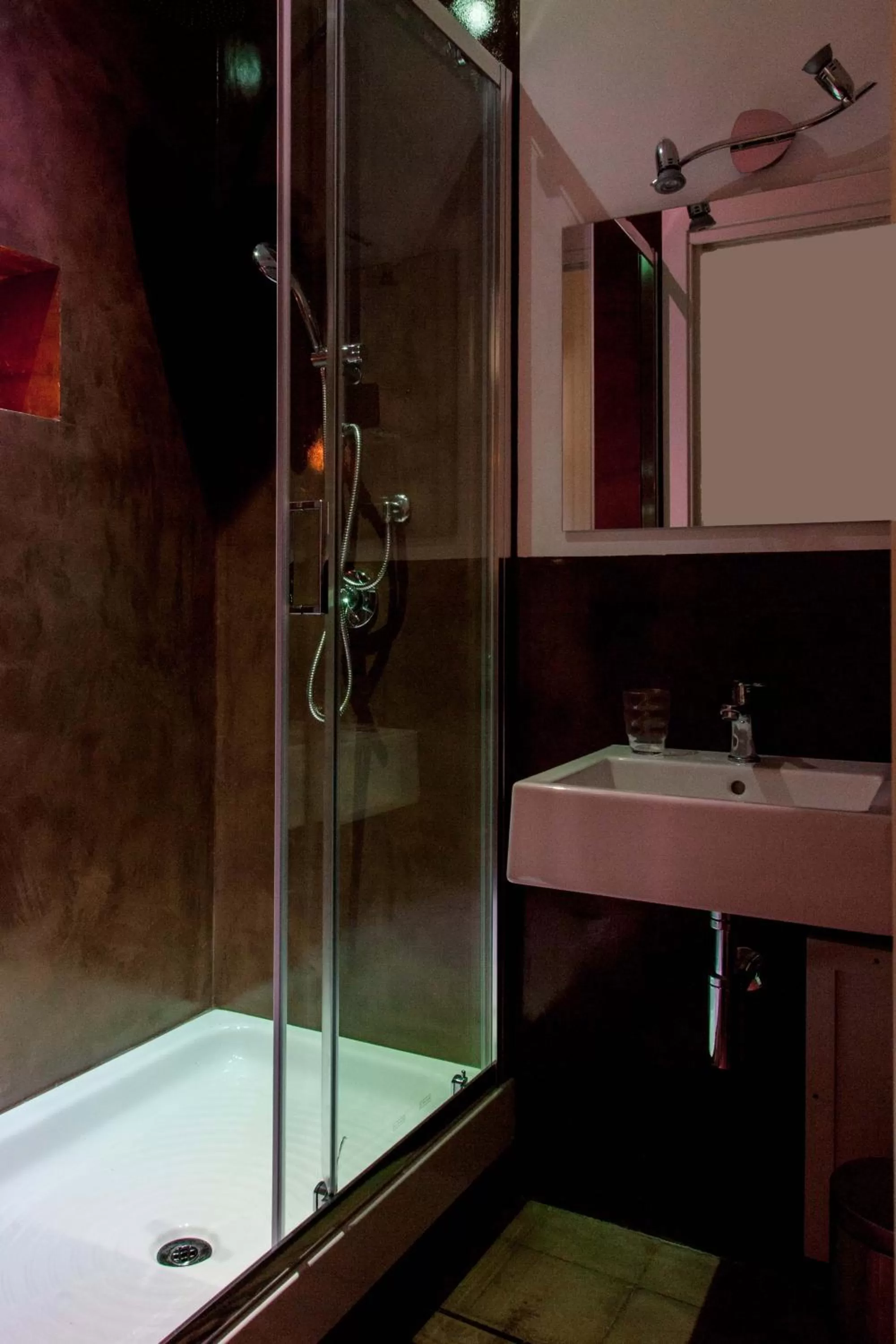 Shower in L'Opera Buffa