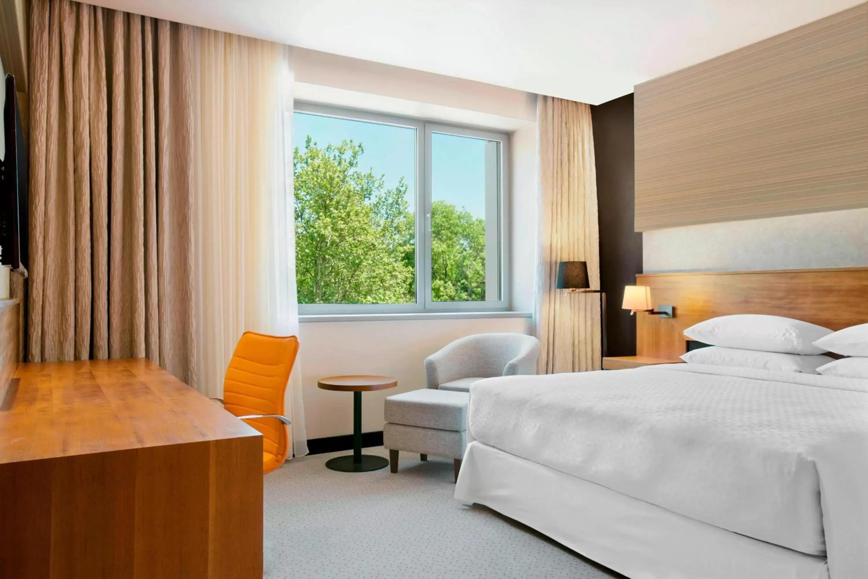 Photo of the whole room, Bed in Four Points by Sheraton Kecskemét Hotel és Konferenciaközpont