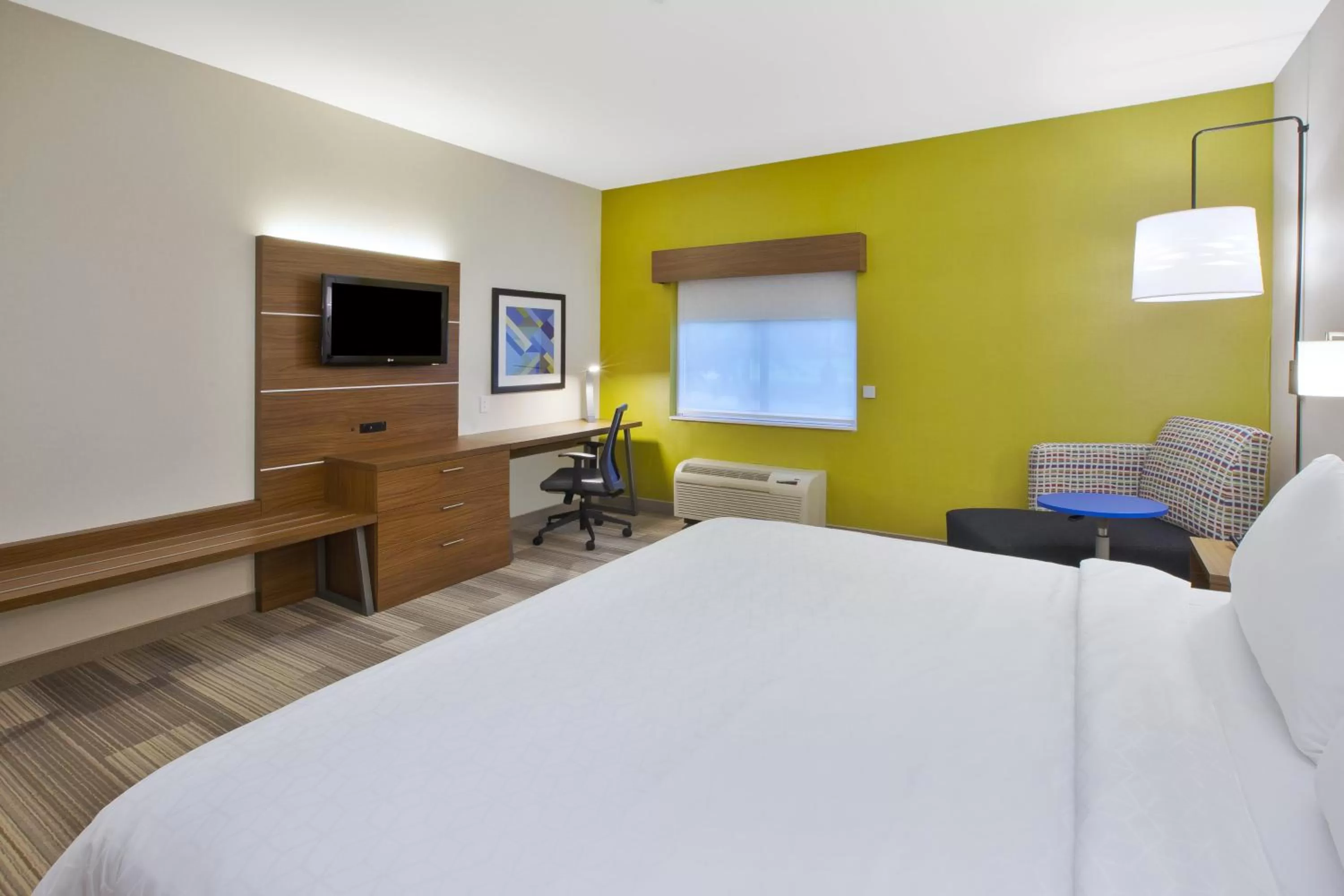 Photo of the whole room, Bed in Holiday Inn Express Rochester-Victor by IHG