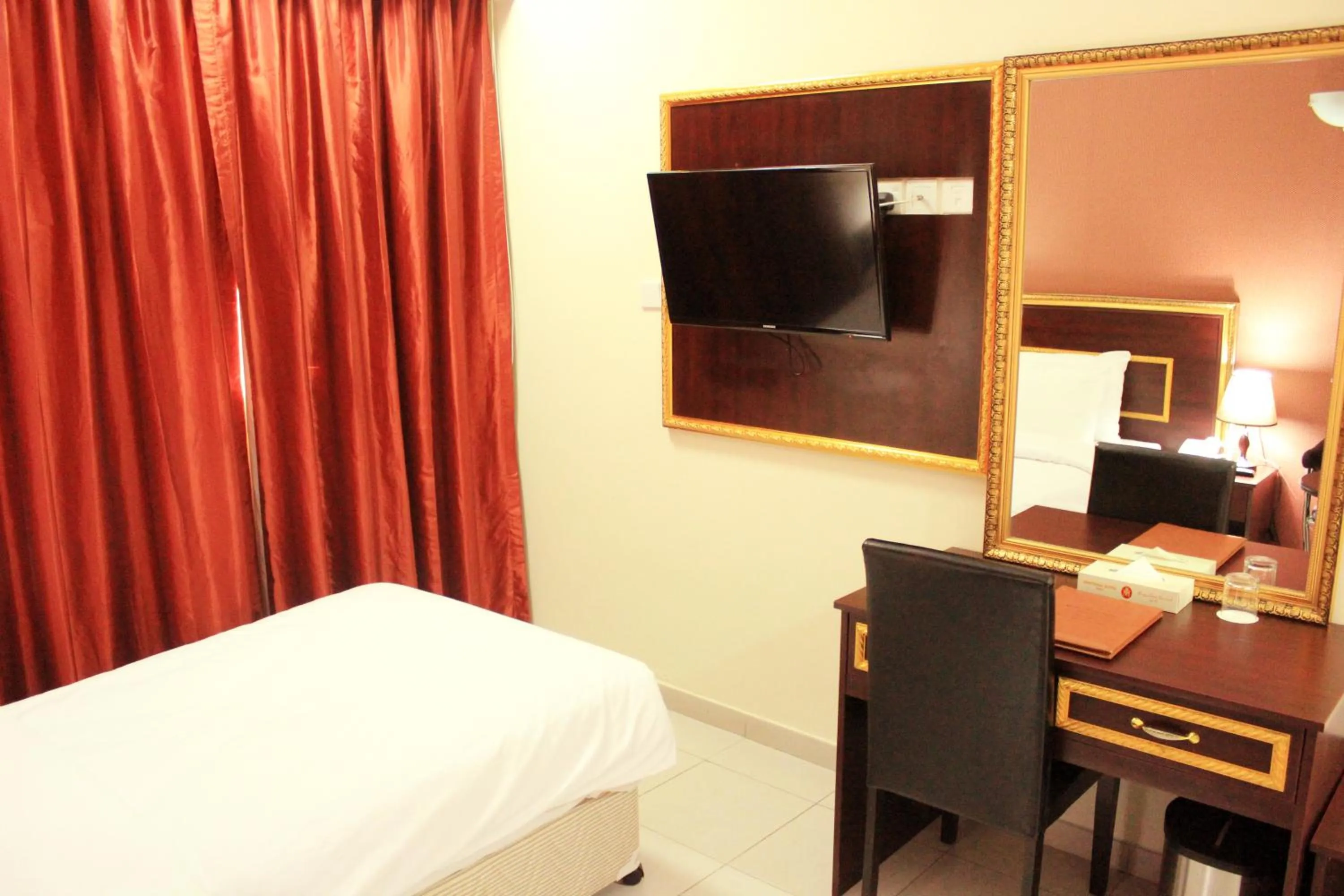 Bedroom, Bed in Montreal Naif Hotel