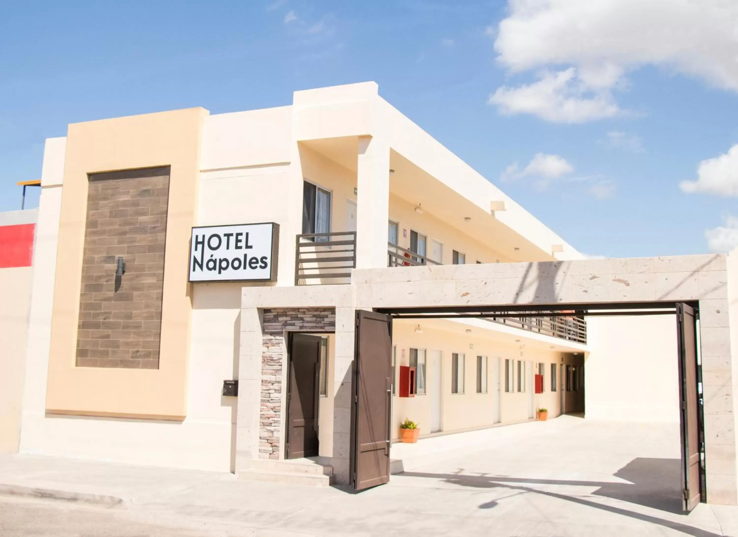 Facade/entrance in Hotel Nápoles