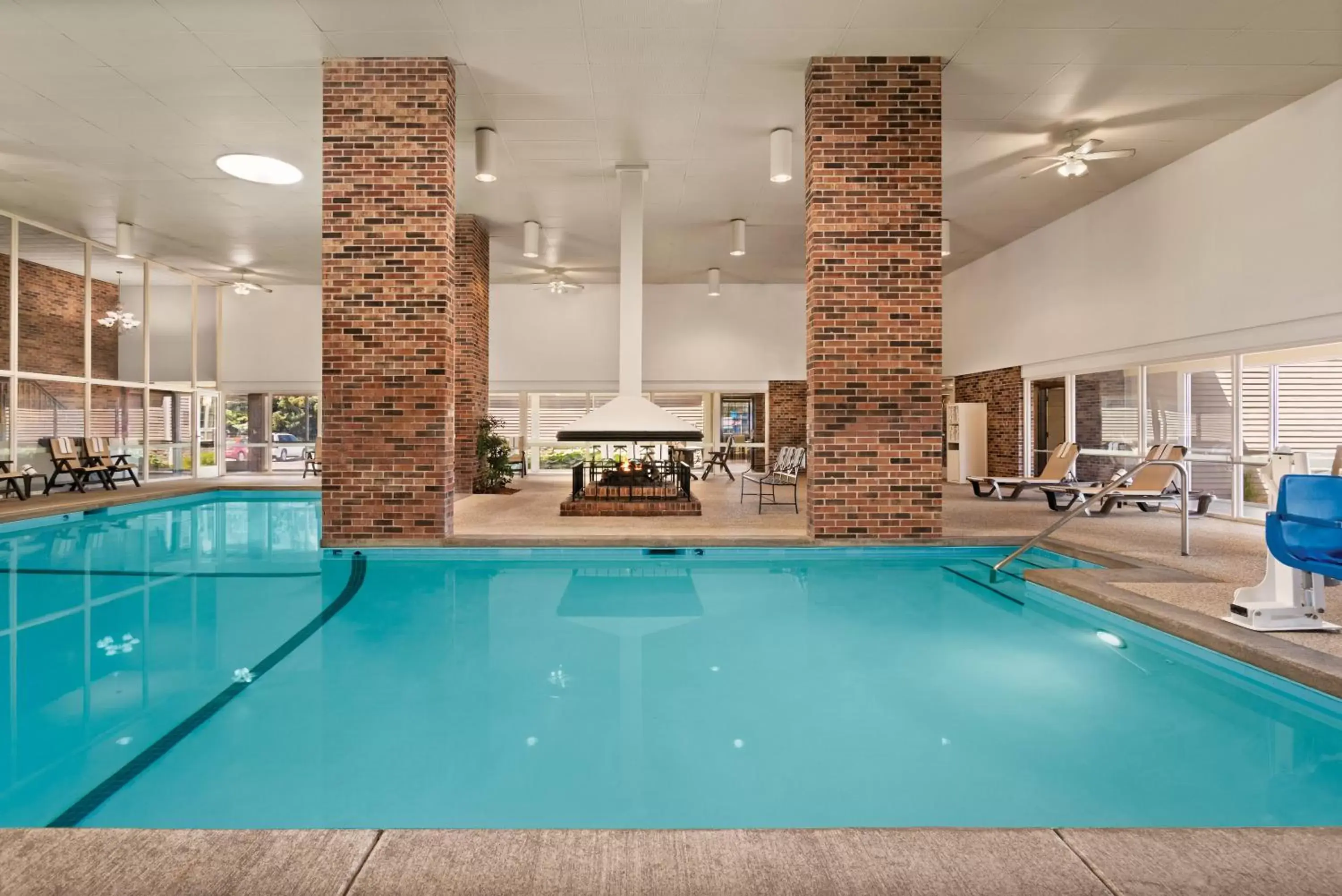 Swimming Pool in Country Inn & Suites by Radisson, Woodbury, MN