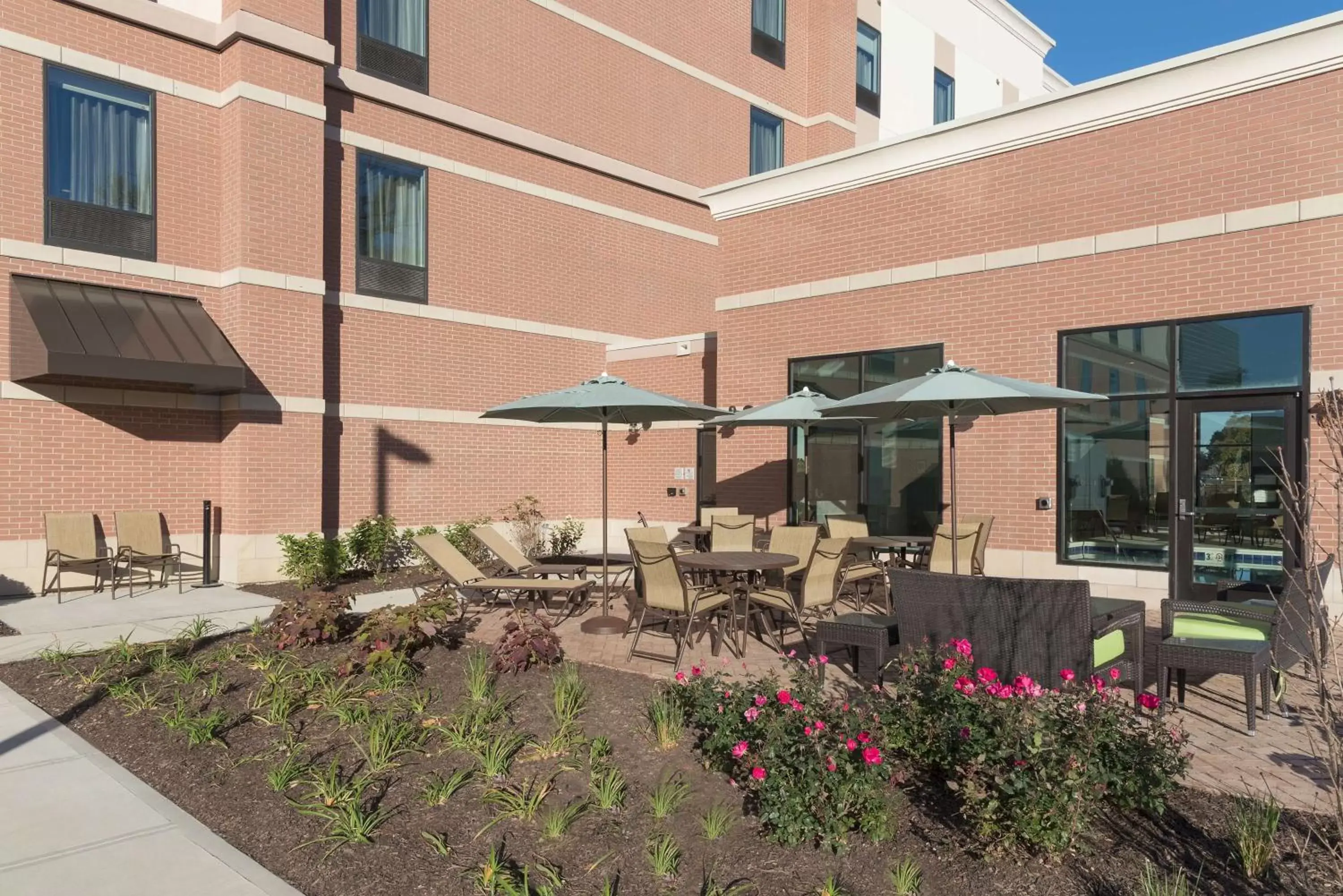 Patio, Restaurant/Places to Eat in Hampton Inn & Suites by Hilton Chicago Schaumburg IL