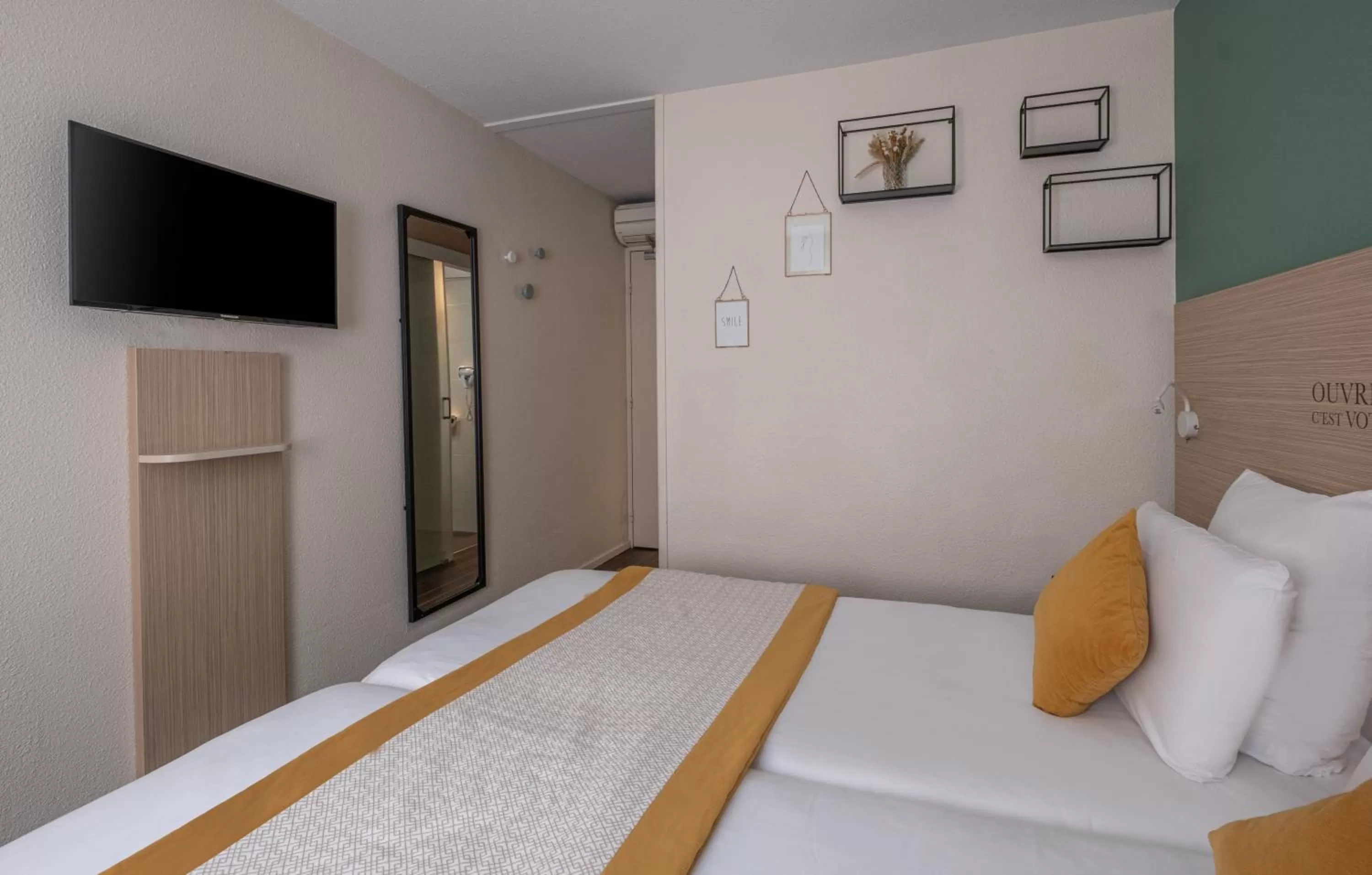 View (from property/room), Bed in Kyriad Lyon Est - Bron Eurexpo Le Cottage