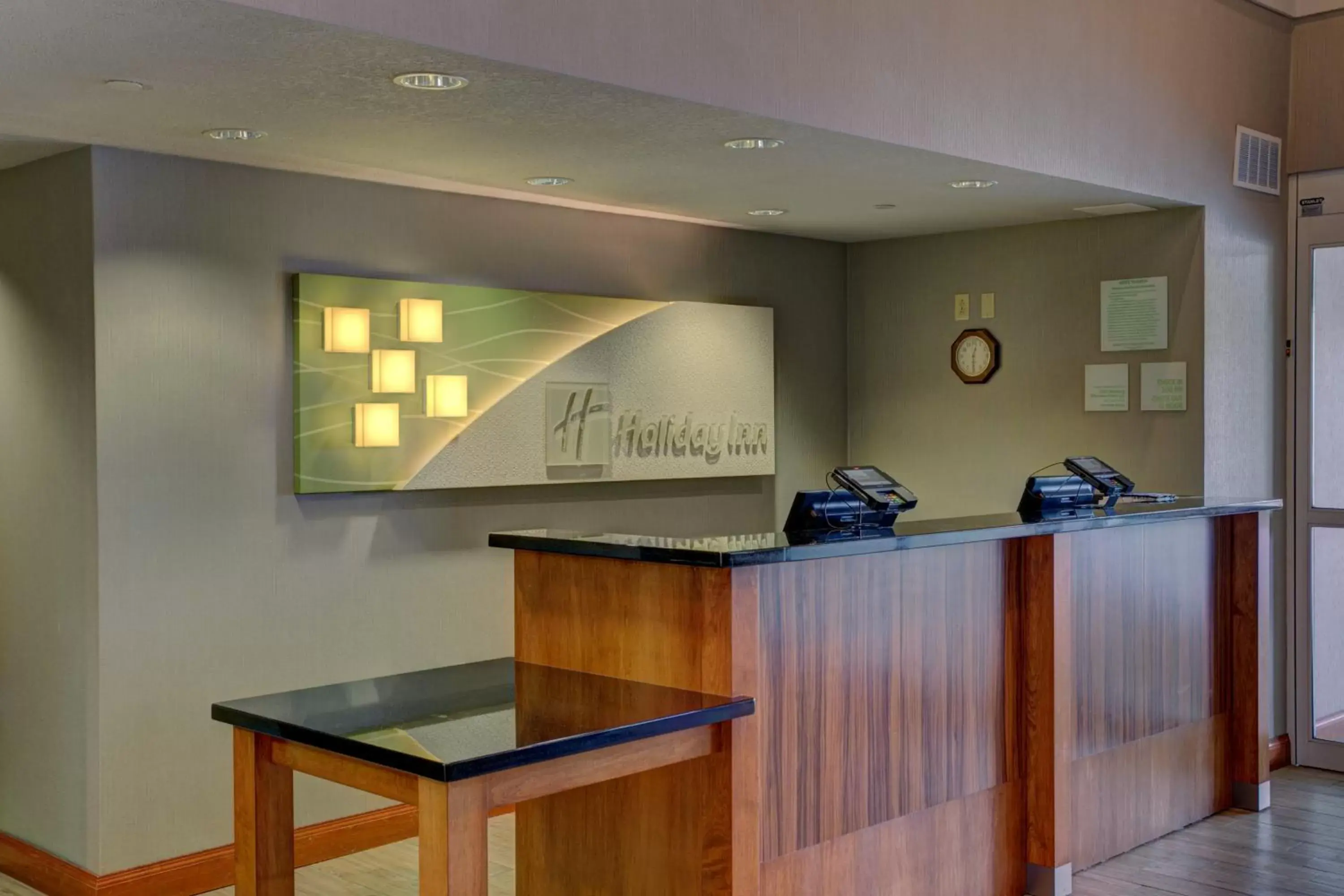 Property building, Lobby/Reception in Holiday Inn Milwaukee Airport, an IHG Hotel
