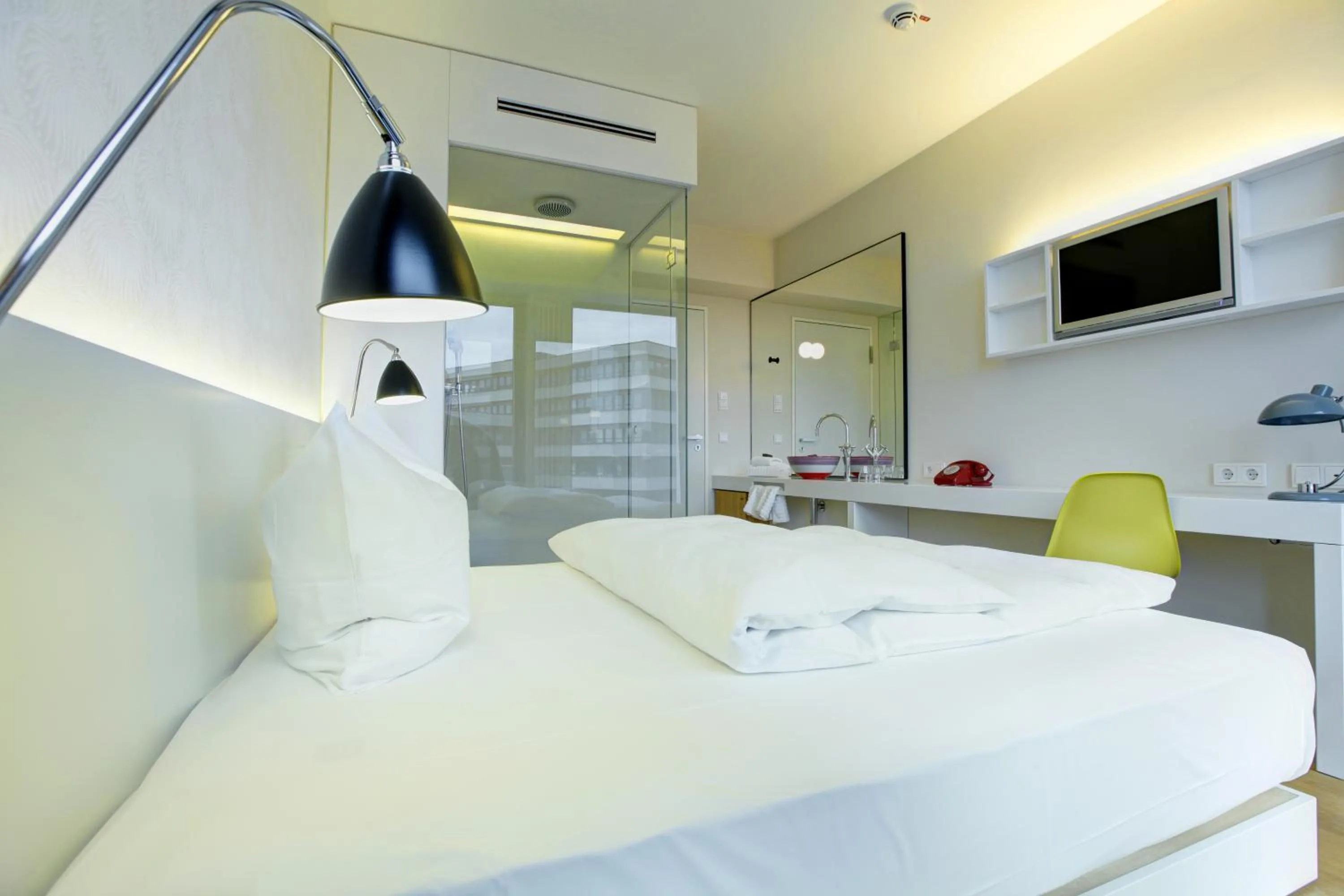 Photo of the whole room, Bed in Smartcity Designhotel