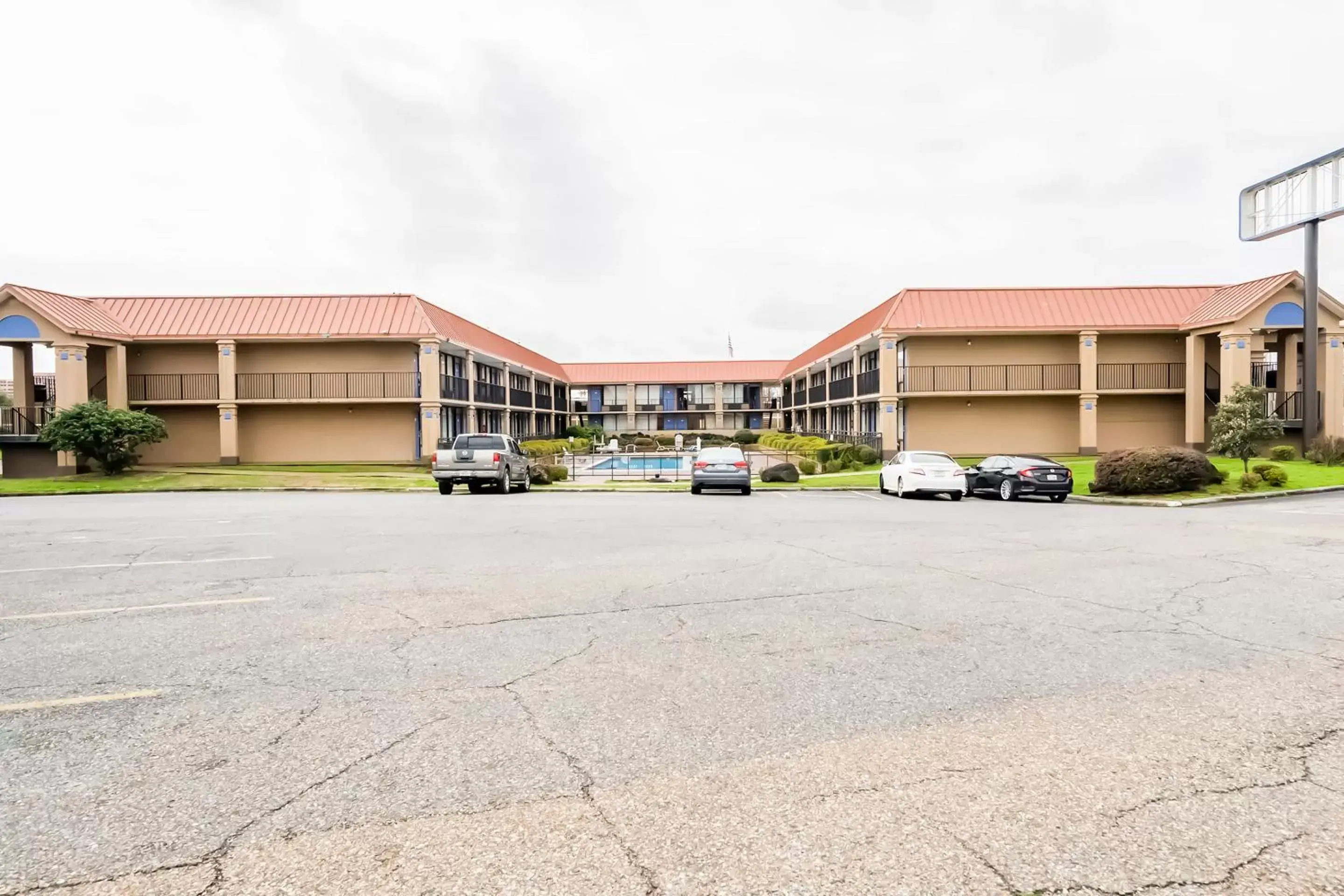 Parking, Property Building in OYO Hotel Bossier City LA - Red River