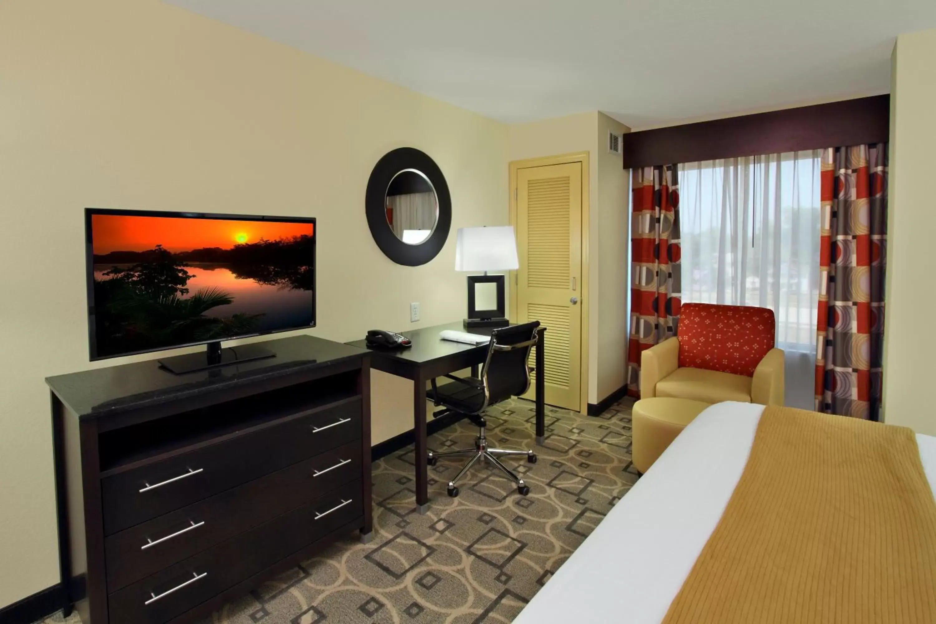 Standard King Room with Roll-in Shower - Mobility Accessible in Holiday Inn Express Augusta Downtown by IHG Standard King Room with Roll-in Shower - Mobility Accessible in Holiday Inn Express Augusta Downtown by IHG