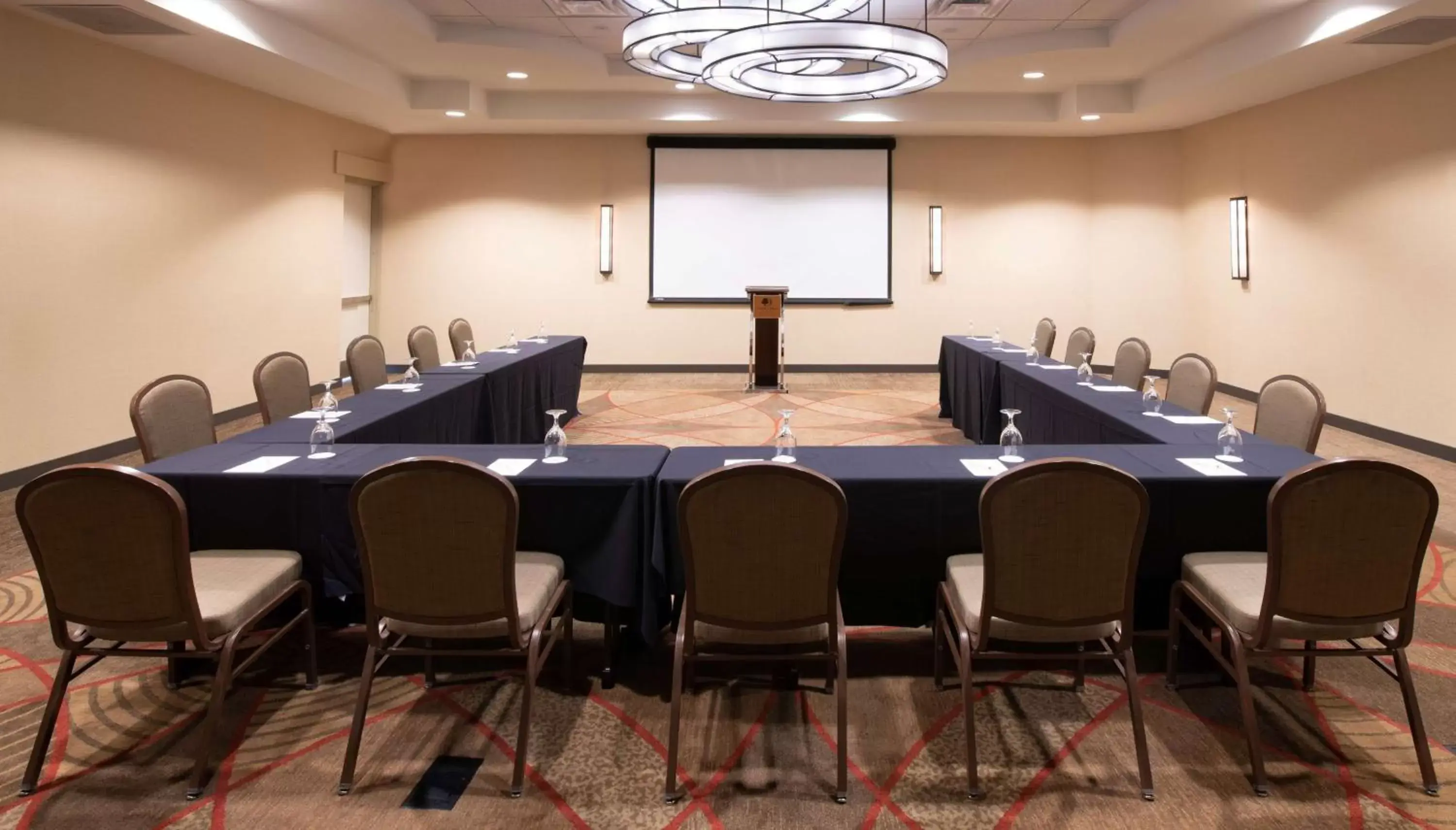 Meeting/conference room in DoubleTree Hotel & Suites Charleston Airport