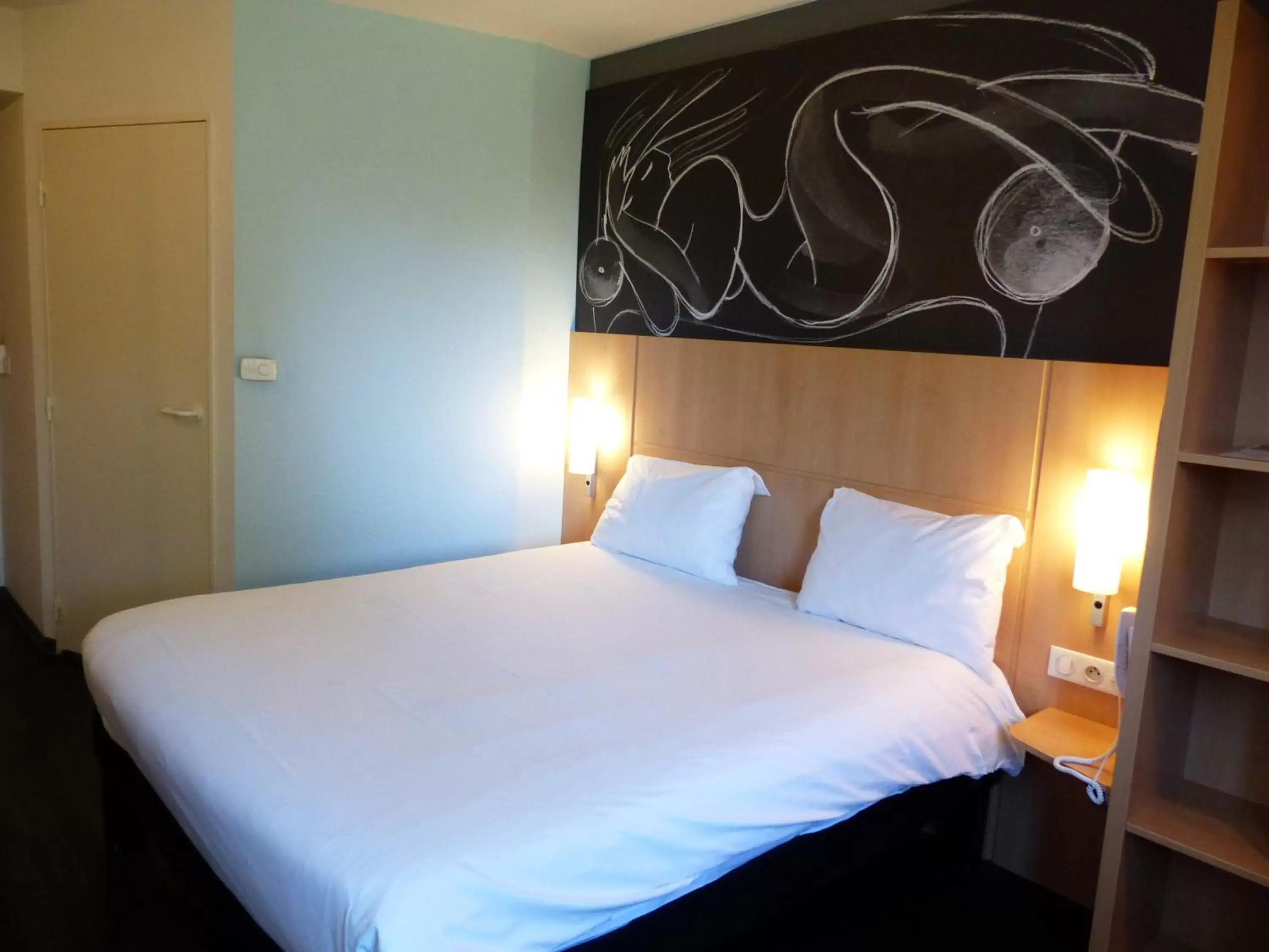 Bed in ibis Paris Meudon Velizy