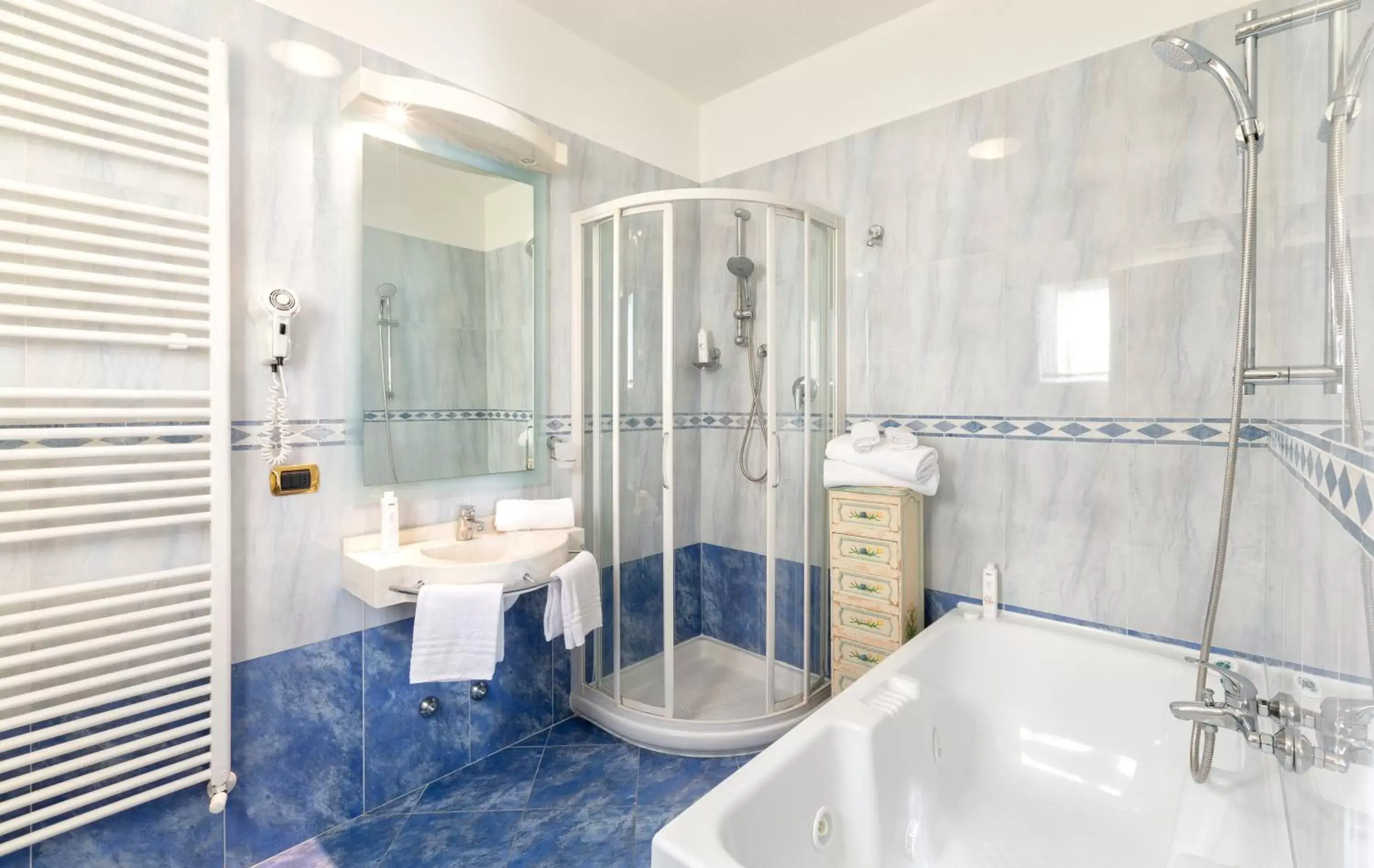 Hot Tub, Bathroom in Hotel Baia Imperiale
