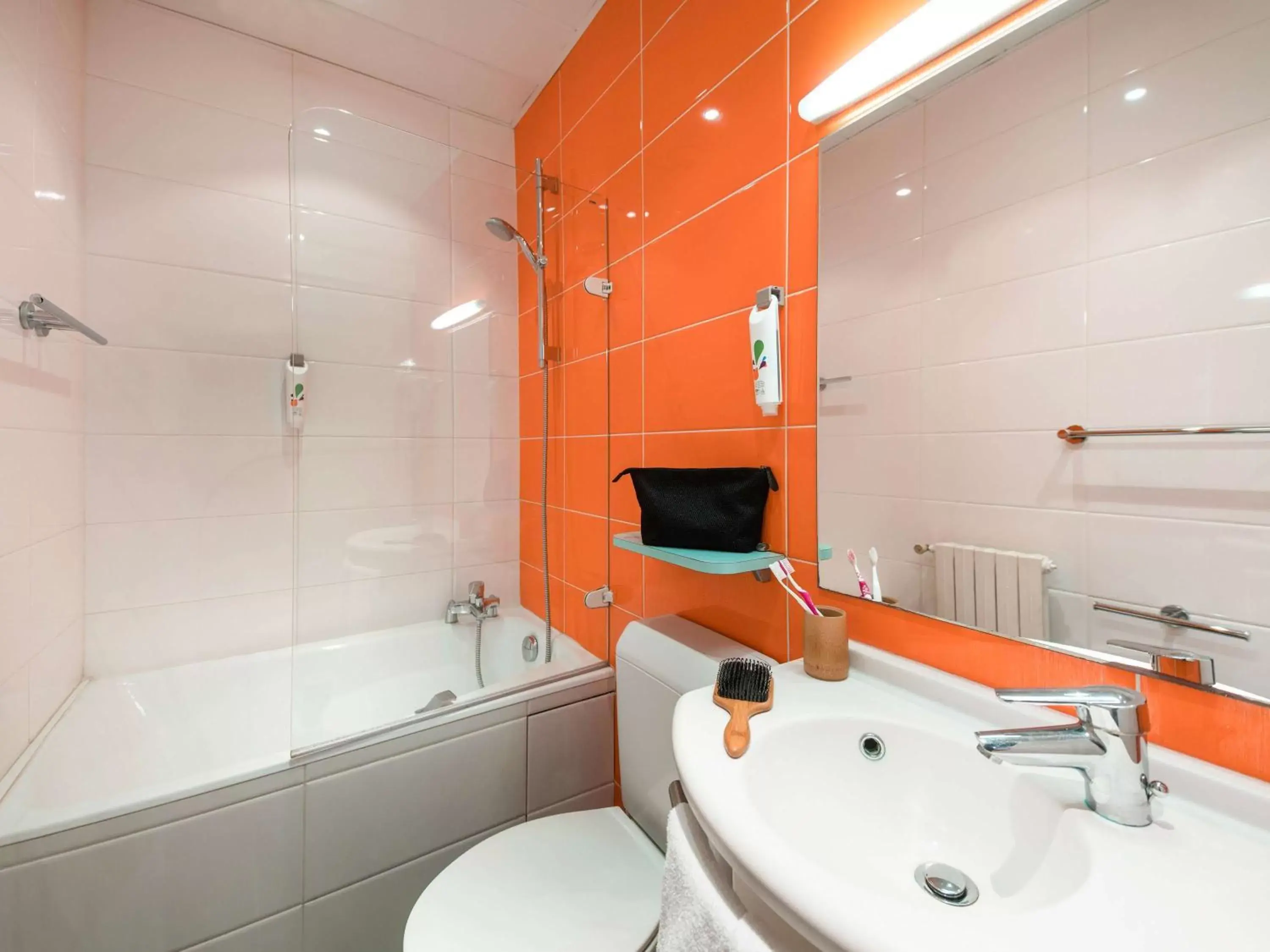 Bathroom in ibis Styles Macon Centre