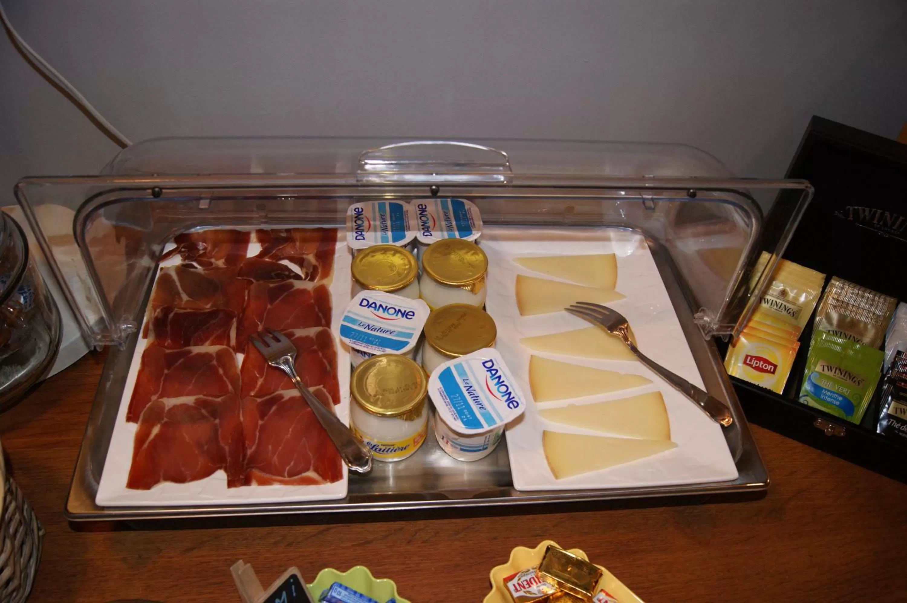 Communal lounge/ TV room in Hôtel Central