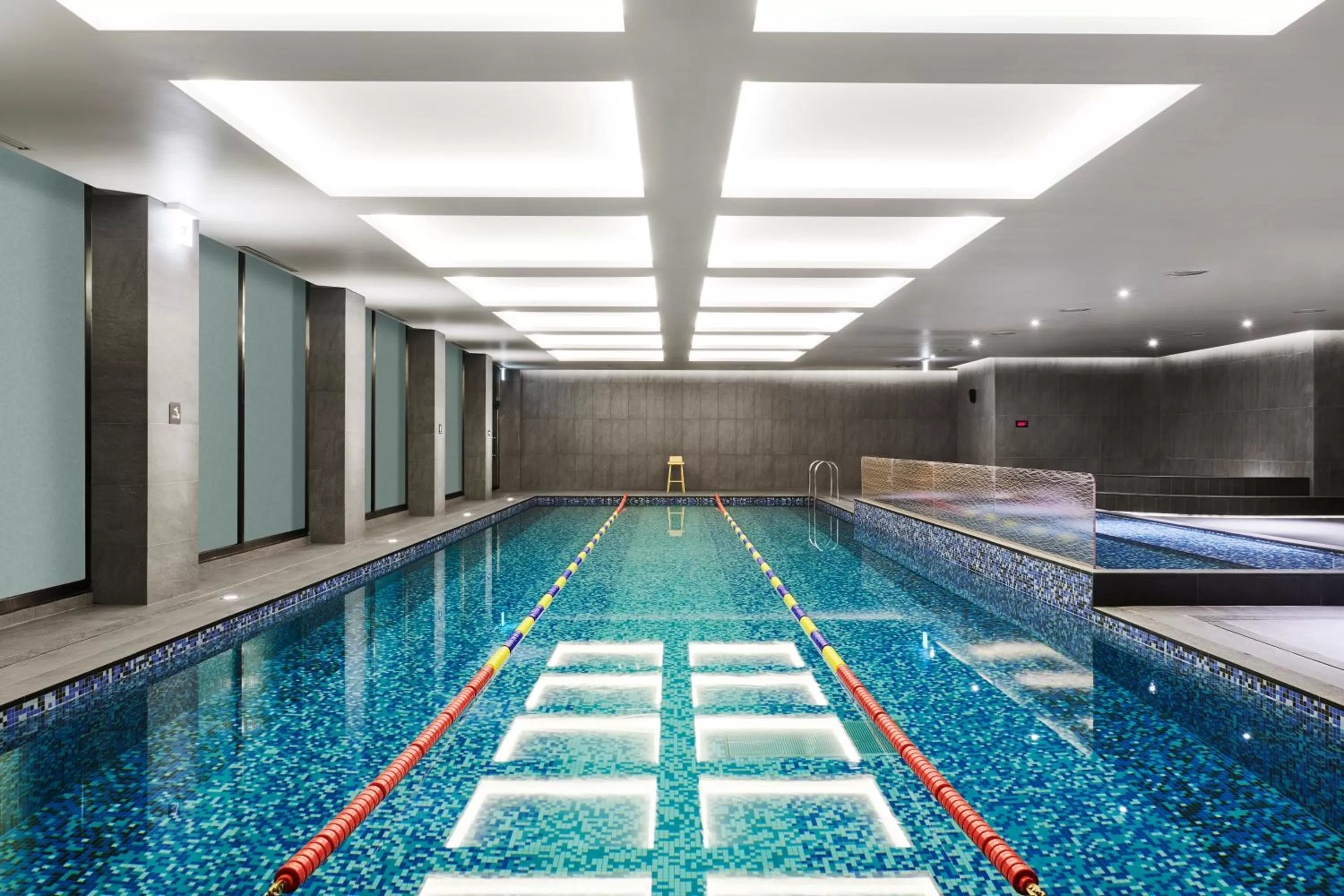Swimming pool in Hotel Hyundai by Lahan Ulsan