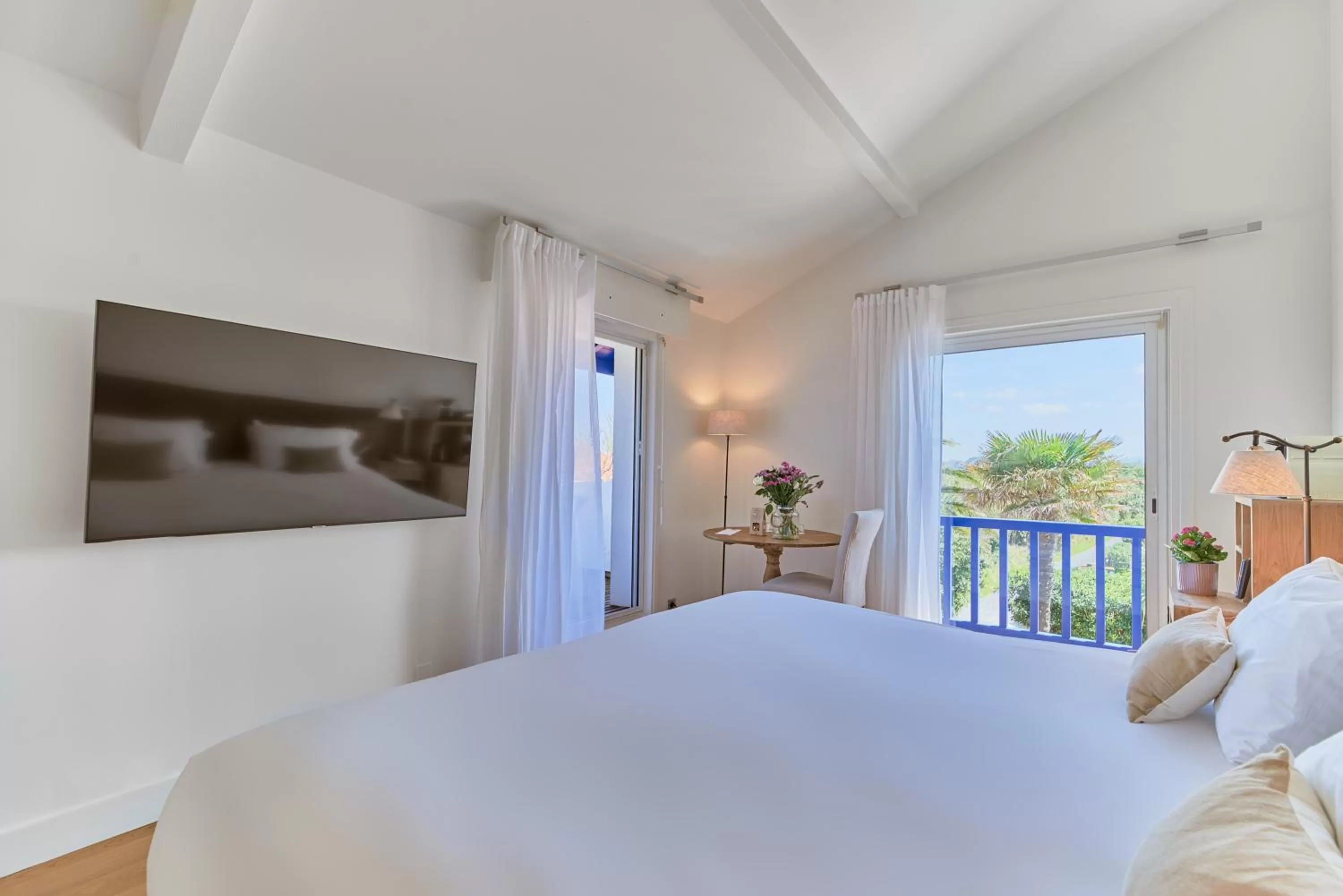 Bedroom, Bed in Villa L'Arche