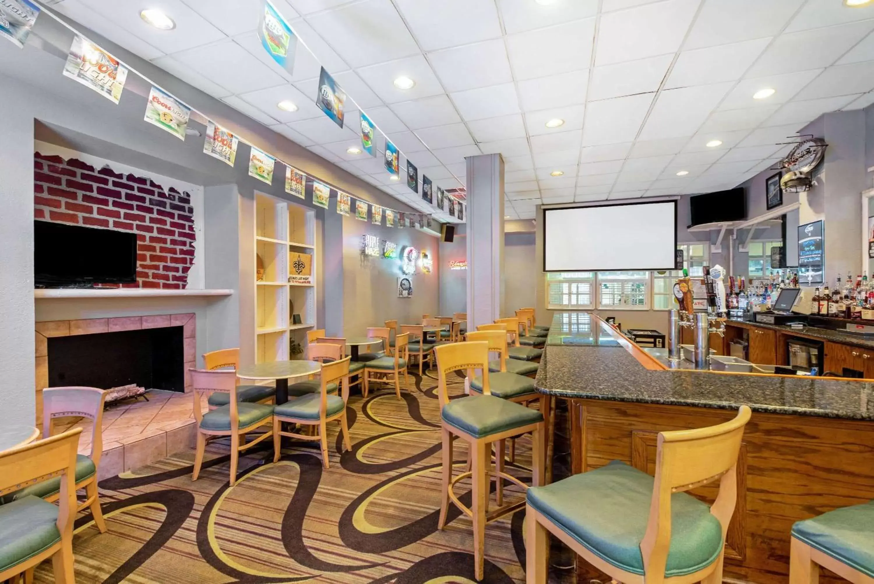 Lounge or bar, Restaurant/Places to Eat in La Quinta by Wyndham New Orleans Airport