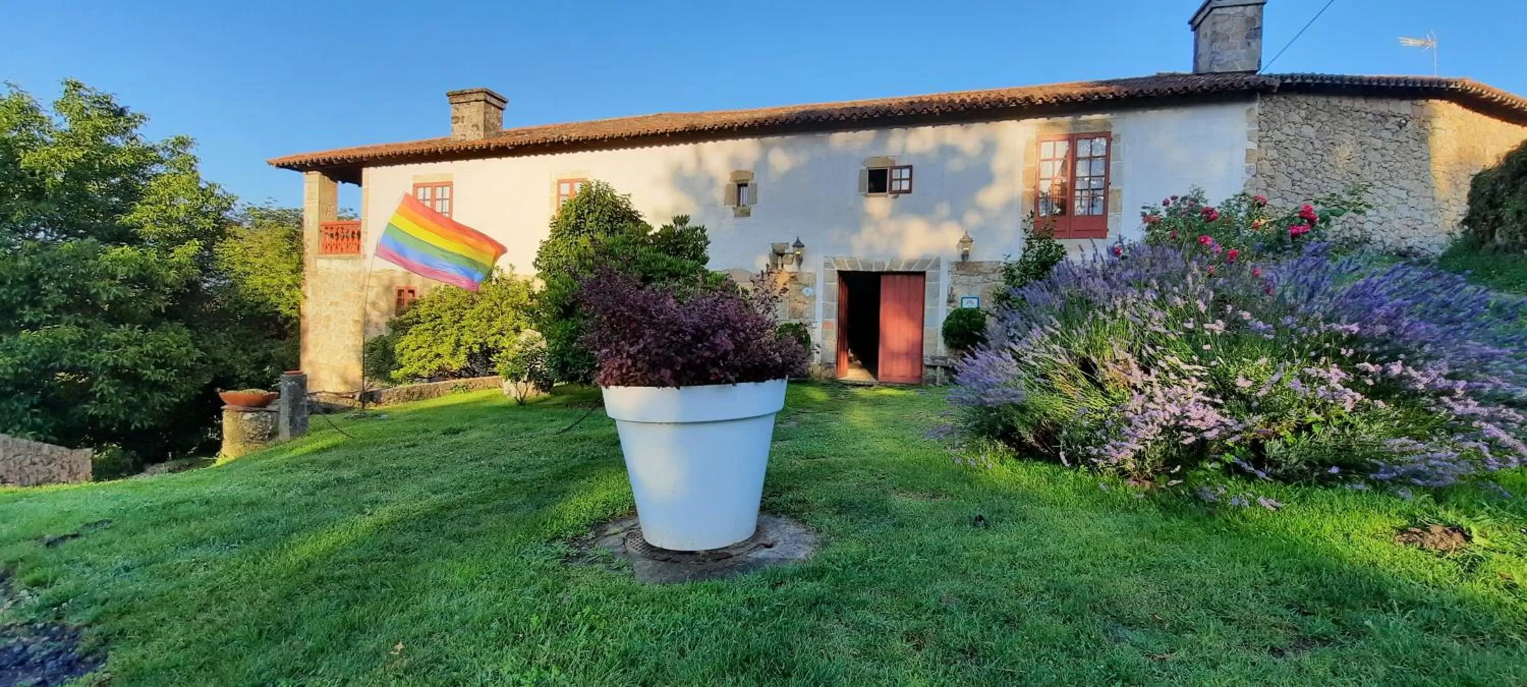Facade/entrance, Garden in Rectoral de Anllo